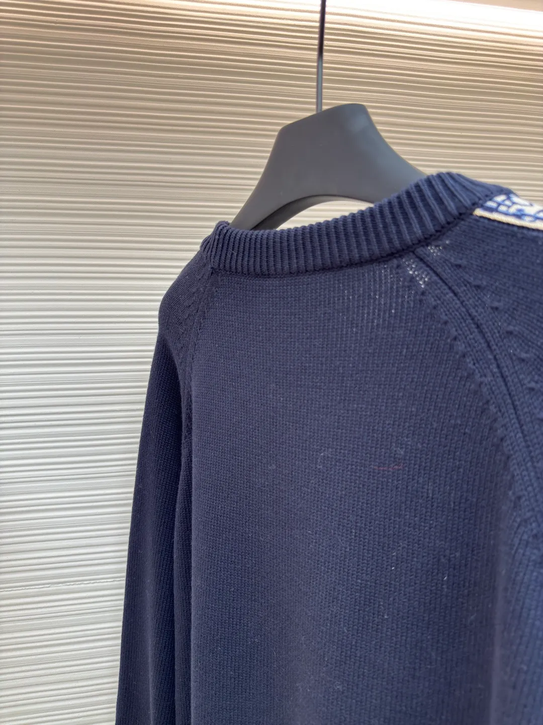 Dior sleeve webbing jacquard sweater ●Authentic product: 11000 purchase and development ●Item number: 1680530-B40 ●Fabric: wool fabric ●Technology: Wool jacquard production ●Version: fitted version ●Weight: about 815 grams ●Size: XS-S-M-L ●Description: The original version is dyed and dyed, and the color similarity is as high as 95%. It is made of 100% fully combed cotton yarn. The body of the clothes is woven on the same 7G loom as the original version. The mulberry silk webbing on both sides is made of 16-needle ultra-fine according to the original version. The needle types are individually knitted, sewn, washed, and finally the webbing is operated by highly skilled lathes. Ordinary lathes cannot carve such a straight webbing. This place particularly tests the lathes' skills. The overall wiring is straight and delicate, the fabric is comfortable and soft, and the color is consistent without color difference. It can be matched with the same style to create a fashionable look, and can be used in various occasions. Customized accessories, complete with three standards, same style for men and women!