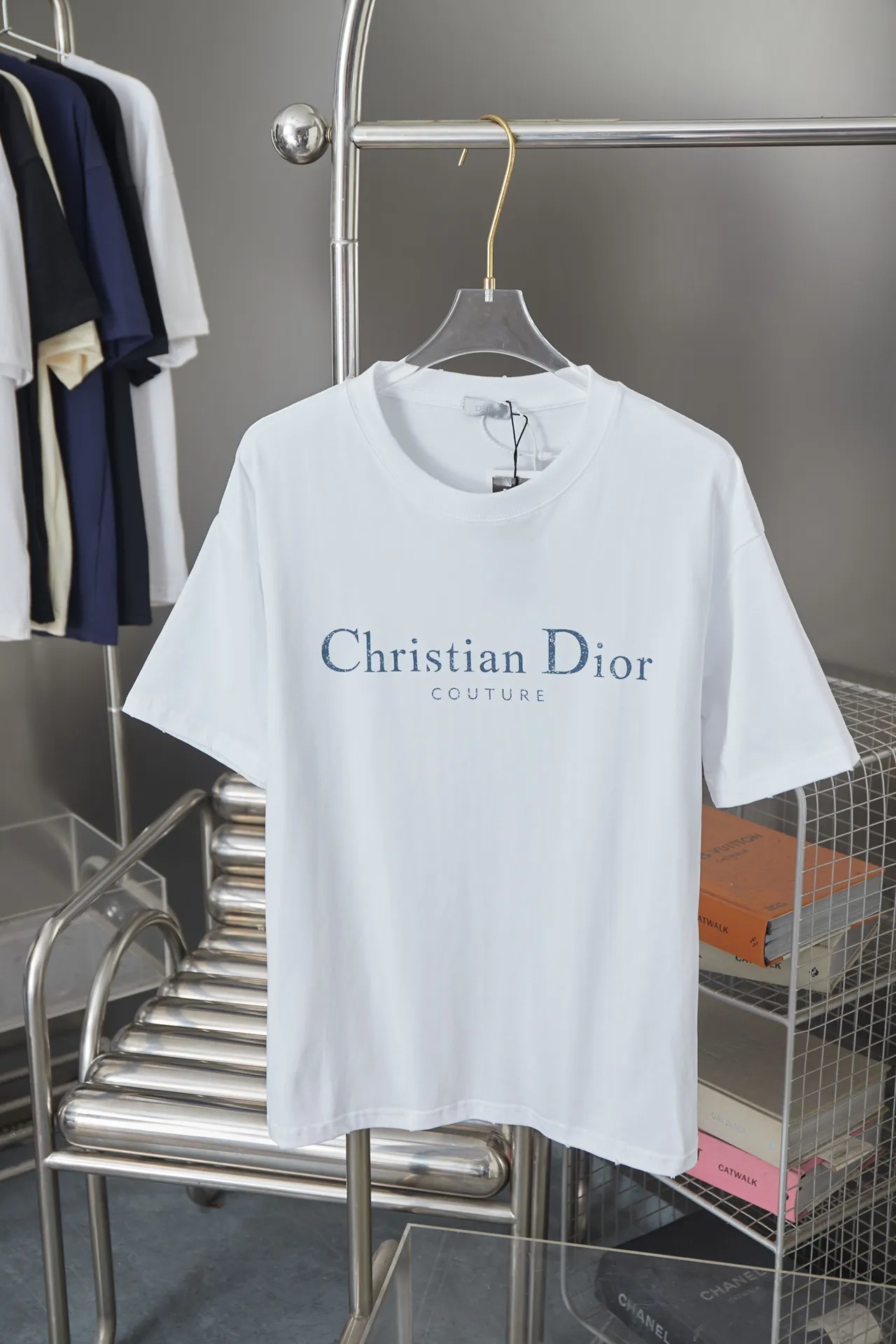 🅿️180 D＊or CD 25SS early spring new style joint series letter logo frayed short sleeves light luxury essential item for daily commuting for men and women correct version welcome to compare detailed features · 320g 100% pure cotton double yarn jersey fabric · Custom dyed in the same cylinder, special thickened 32 count double-strand 1X1 thread · Artificial hand printing screen printing letter logo pattern · Collar, cuffs, hem edging process · Double-needle stitching across seams · Original main mark, washed tag, branded moisture-proof paper packaging Color: White/Black/Gray Size: S/M/L/XL