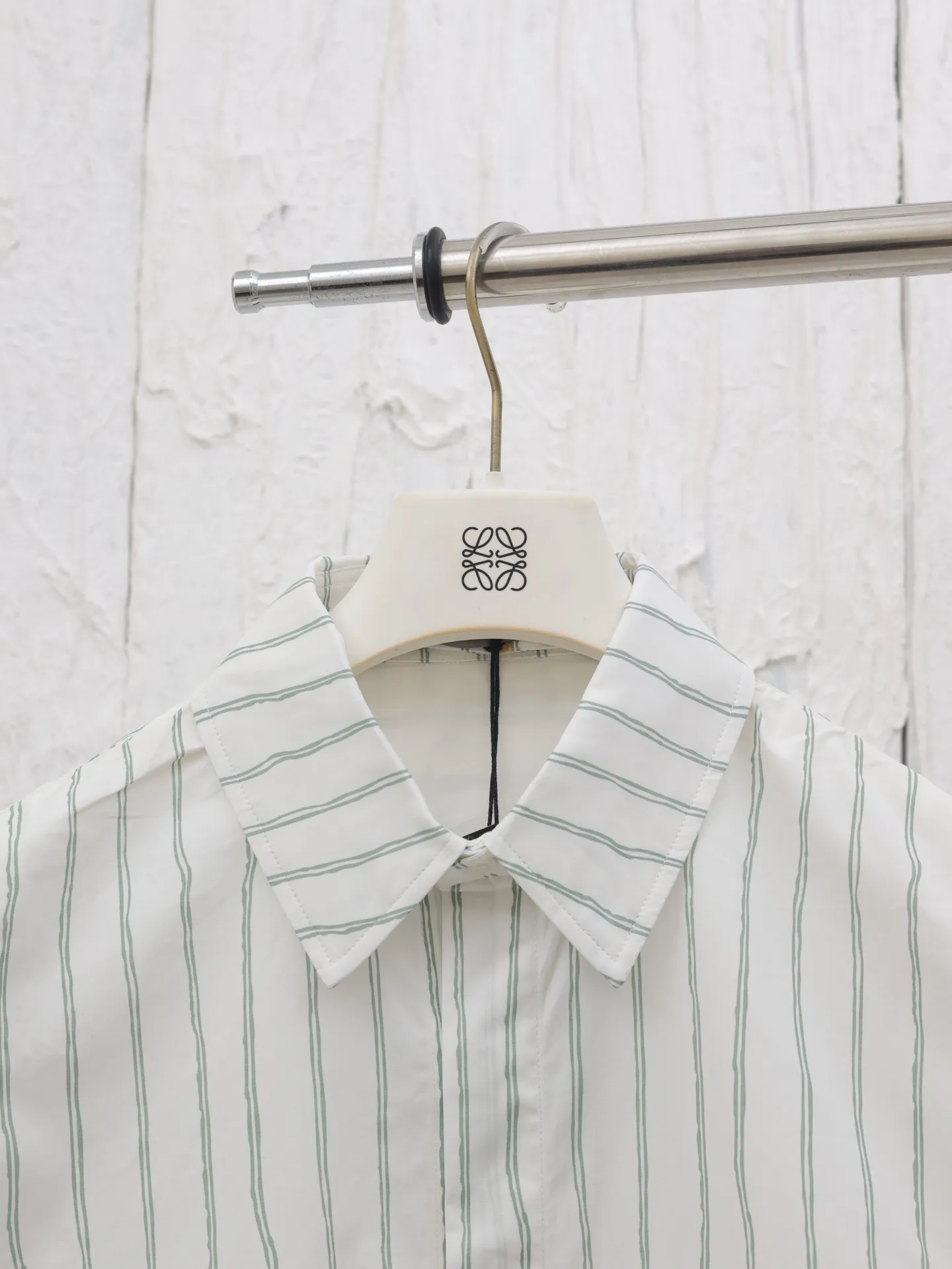 🅿️450 Dio*/Dior Vertical Simple Embroidered Shirt This shirt combines modern style with traditional beauty. Crafted from white cotton poplin, it features a blue and gray striped pattern displaying the Dior For My Real Friends signature from the DIOR AND HYLTON NE collection. A patch pocket on the chest and hidden button closure complete the design. Can be worn with everyday clothing.  Size: S-39/M-40/L-41/XL-42