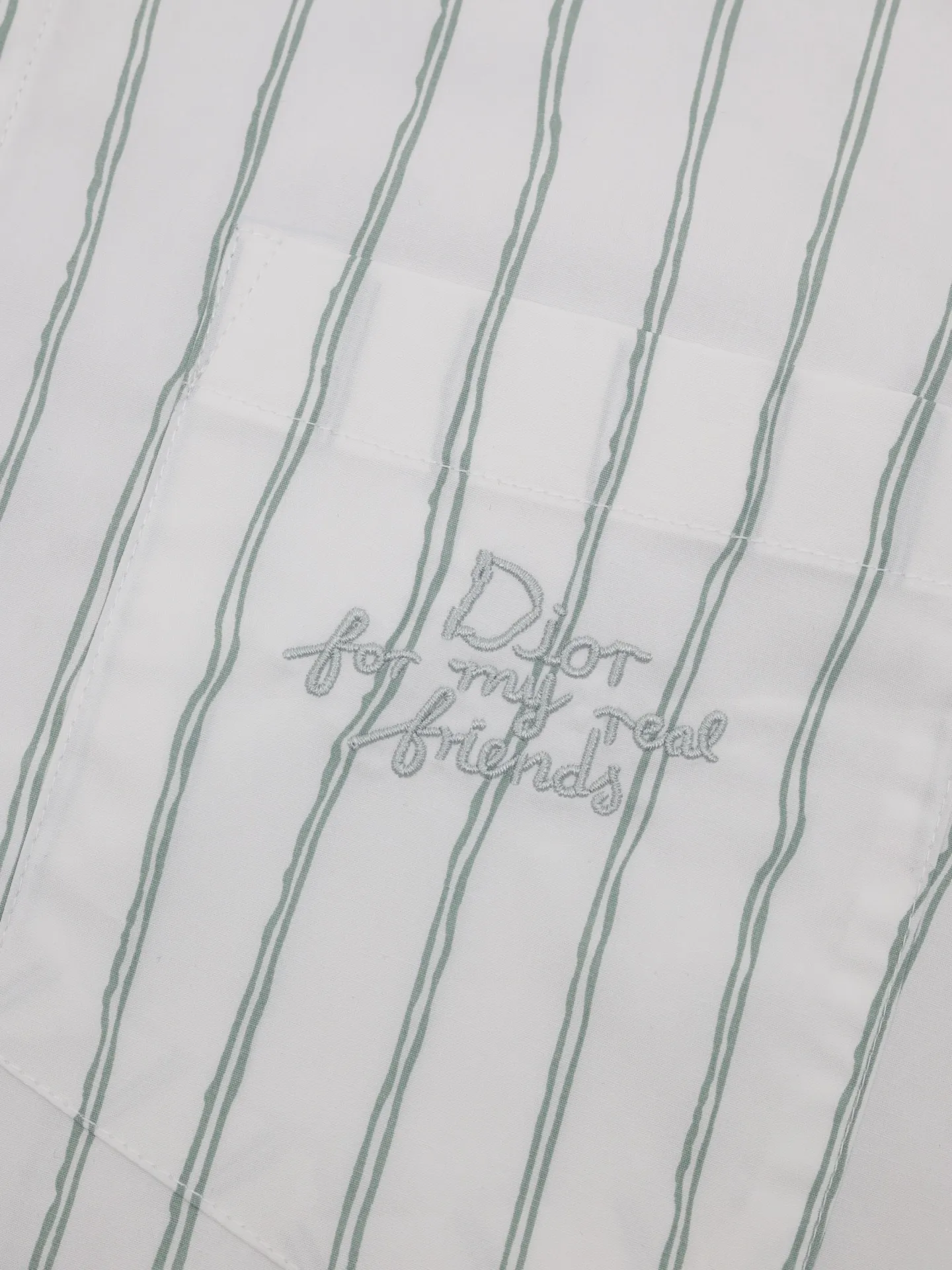 🅿️450 Dio*/Dior Vertical Simple Embroidered Shirt This shirt combines modern style with traditional beauty. Crafted from white cotton poplin, it features a blue and gray striped pattern displaying the Dior For My Real Friends signature from the DIOR AND HYLTON NE collection. A patch pocket on the chest and hidden button closure complete the design. Can be worn with everyday clothing.  Size: S-39/M-40/L-41/XL-42