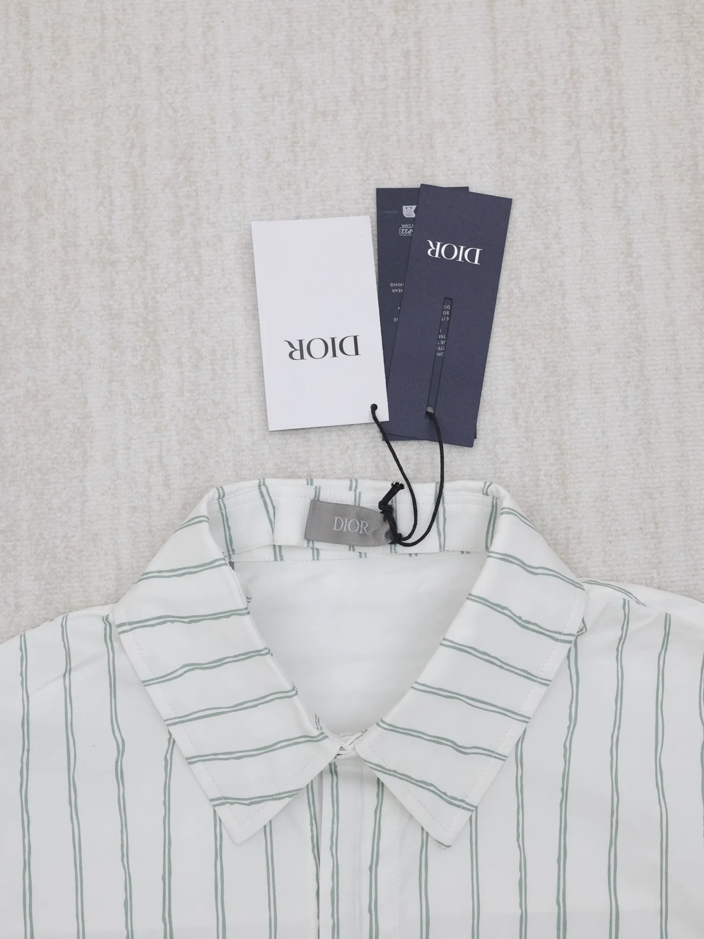 🅿️450 Dio*/Dior Vertical Simple Embroidered Shirt This shirt combines modern style with traditional beauty. Crafted from white cotton poplin, it features a blue and gray striped pattern displaying the Dior For My Real Friends signature from the DIOR AND HYLTON NE collection. A patch pocket on the chest and hidden button closure complete the design. Can be worn with everyday clothing.  Size: S-39/M-40/L-41/XL-42