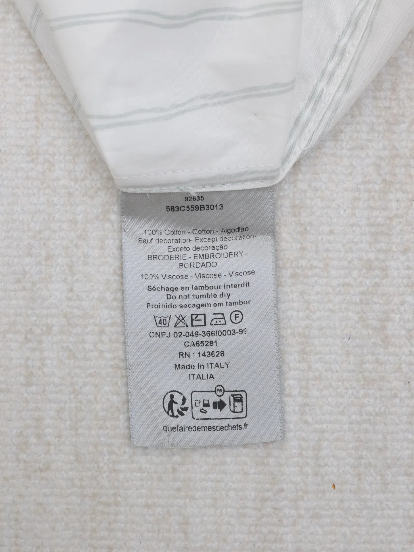 🅿️450 Dio*/Dior Vertical Simple Embroidered Shirt This shirt combines modern style with traditional beauty. Crafted from white cotton poplin, it features a blue and gray striped pattern displaying the Dior For My Real Friends signature from the DIOR AND HYLTON NE collection. A patch pocket on the chest and hidden button closure complete the design. Can be worn with everyday clothing.  Size: S-39/M-40/L-41/XL-42