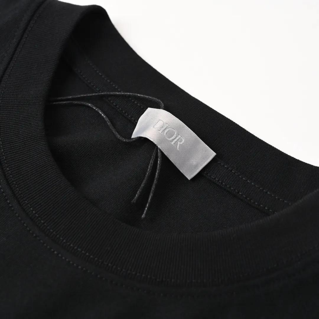 🅿️330 (higher version) DIOR CD cursive embroidered letter short-sleeved T-shirt. The original version is 7400, purchased from Taikoo Hui. The original version is customized with 270g cotton fabric, haze blue, apricot dyeing, and the thread dyeing is the same as the original version. The imported machine embroidery process makes the letter logo show a delicate and exquisite effect, enhancing the decorative effect. Use an embroidery machine to embroider the designed letter logo onto the patch. Color: black, haze blue, apricot, white, floral gray Size: S-L