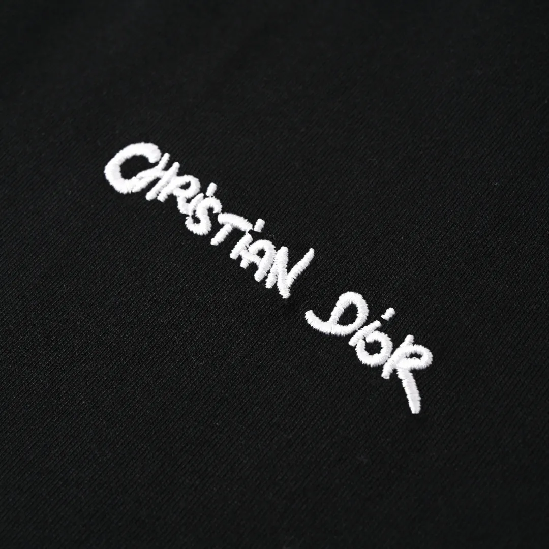 🅿️330 (higher version) DIOR CD cursive embroidered letter short-sleeved T-shirt. The original version is 7400, purchased from Taikoo Hui. The original version is customized with 270g cotton fabric, haze blue, apricot dyeing, and the thread dyeing is the same as the original version. The imported machine embroidery process makes the letter logo show a delicate and exquisite effect, enhancing the decorative effect. Use an embroidery machine to embroider the designed letter logo onto the patch. Color: black, haze blue, apricot, white, floral gray Size: S-L
