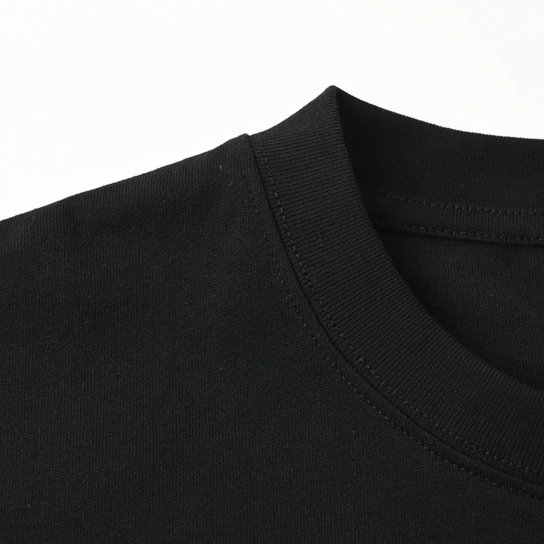 🅿️330 (higher version) DIOR CD cursive embroidered letter short-sleeved T-shirt. The original version is 7400, purchased from Taikoo Hui. The original version is customized with 270g cotton fabric, haze blue, apricot dyeing, and the thread dyeing is the same as the original version. The imported machine embroidery process makes the letter logo show a delicate and exquisite effect, enhancing the decorative effect. Use an embroidery machine to embroider the designed letter logo onto the patch. Color: black, haze blue, apricot, white, floral gray Size: S-L