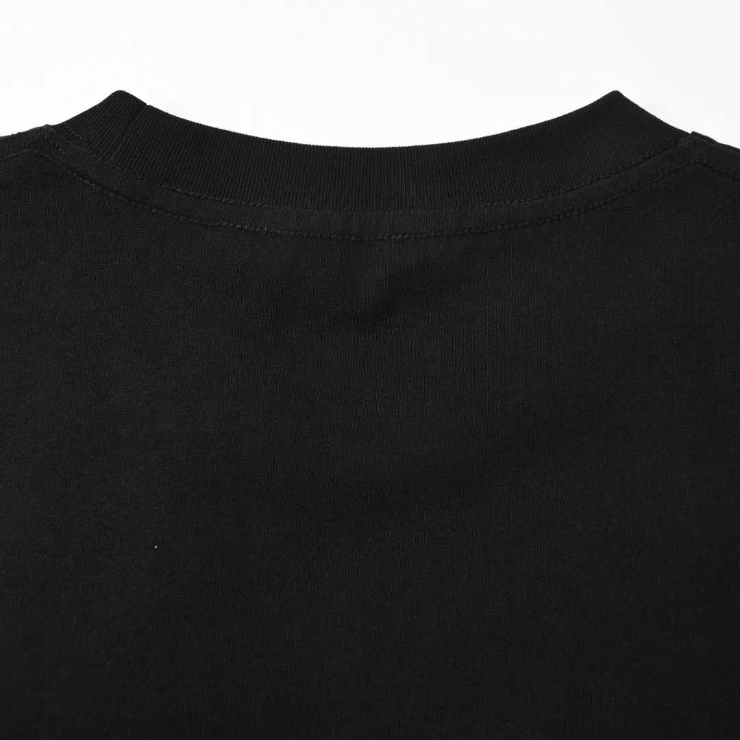 🅿️330 (higher version) DIOR CD cursive embroidered letter short-sleeved T-shirt. The original version is 7400, purchased from Taikoo Hui. The original version is customized with 270g cotton fabric, haze blue, apricot dyeing, and the thread dyeing is the same as the original version. The imported machine embroidery process makes the letter logo show a delicate and exquisite effect, enhancing the decorative effect. Use an embroidery machine to embroider the designed letter logo onto the patch. Color: black, haze blue, apricot, white, floral gray Size: S-L