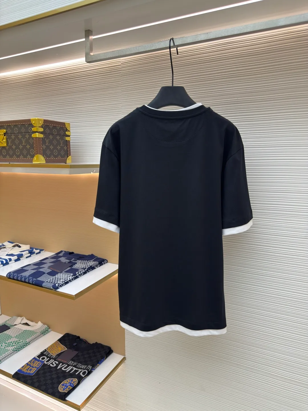 Prada triangular cloth label round neck short sleeves ●Authentic product: Purchased and developed by 4570 ●Item number: 1680228-A10 ●Fabric: Special woven dense cotton fabric ●Technology: Made on positioning cutting machine ●Version: Fitted version ●Weight: about 260 grams ●Size: XS-S-M-L ●Description: Made of 24S special woven compact cotton fabric, 185g; with 40S double yarn thread, 220g. The strength of compact yarn is higher than that of traditional single yarn. The single fibers in compact yarn are closely arranged, which helps to improve the strength of the yarn. The ends of the fibers are all twisted into the yarn, so the yarn is very tight and the yarn has a smooth appearance with less hairiness. Compact spinning yarn has higher strength and less hairiness, making it less prone to fraying. The characteristics of the classic brand's triangular woven label are innovative breakthroughs from three dimensions: material collision, structural craftsmanship and symbolic narrative. The three-dimensional thickness is formed by hot-pressing composite. Because it can be woven with woven yarn raw materials, laser cut and restored, it has different characteristics in terms of temperature resistance. The classic round neck basic version design adopts a double-layer neckline and asymmetrical hem with a fake two-piece structure, and the side seams form a three-dimensional box silhouette. Create a visual dislocation effect through the collision and stacking of color blocks. The triangle logo on the front chest is heat-embossed to create a matte and slightly reflective contrast with the main fabric. The overall wiring is straight and delicate, the fabric is comfortable and soft, and the color is consistent without color difference. It can be matched with the same style to create a fashionable look and control various occasions. Customized accessories, complete with three standards, same style for men and women!