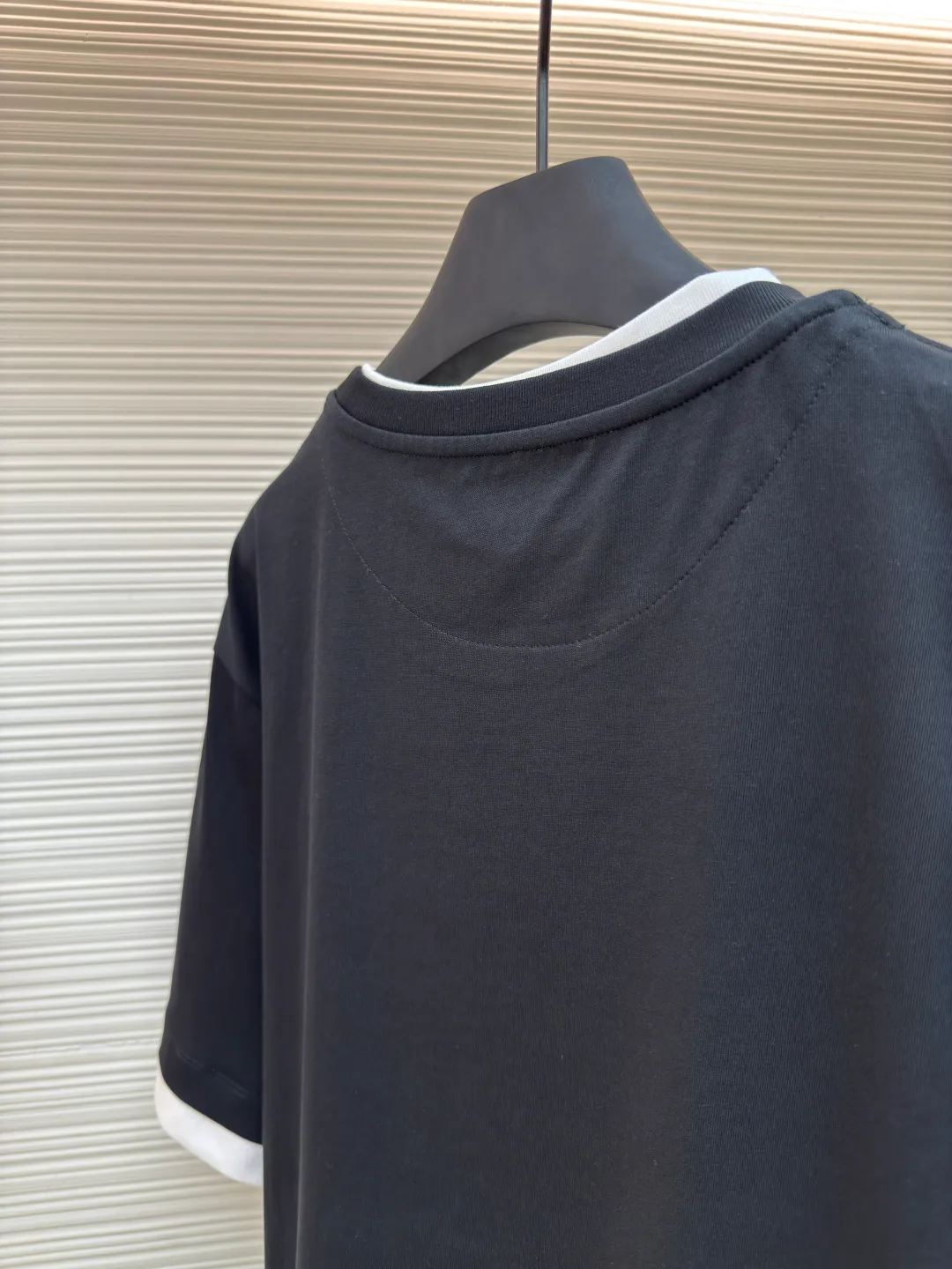 Prada triangular cloth label round neck short sleeves ●Authentic product: Purchased and developed by 4570 ●Item number: 1680228-A10 ●Fabric: Special woven dense cotton fabric ●Technology: Made on positioning cutting machine ●Version: Fitted version ●Weight: about 260 grams ●Size: XS-S-M-L ●Description: Made of 24S special woven compact cotton fabric, 185g; with 40S double yarn thread, 220g. The strength of compact yarn is higher than that of traditional single yarn. The single fibers in compact yarn are closely arranged, which helps to improve the strength of the yarn. The ends of the fibers are all twisted into the yarn, so the yarn is very tight and the yarn has a smooth appearance with less hairiness. Compact spinning yarn has higher strength and less hairiness, making it less prone to fraying. The characteristics of the classic brand's triangular woven label are innovative breakthroughs from three dimensions: material collision, structural craftsmanship and symbolic narrative. The three-dimensional thickness is formed by hot-pressing composite. Because it can be woven with woven yarn raw materials, laser cut and restored, it has different characteristics in terms of temperature resistance. The classic round neck basic version design adopts a double-layer neckline and asymmetrical hem with a fake two-piece structure, and the side seams form a three-dimensional box silhouette. Create a visual dislocation effect through the collision and stacking of color blocks. The triangle logo on the front chest is heat-embossed to create a matte and slightly reflective contrast with the main fabric. The overall wiring is straight and delicate, the fabric is comfortable and soft, and the color is consistent without color difference. It can be matched with the same style to create a fashionable look and control various occasions. Customized accessories, complete with three standards, same style for men and women!
