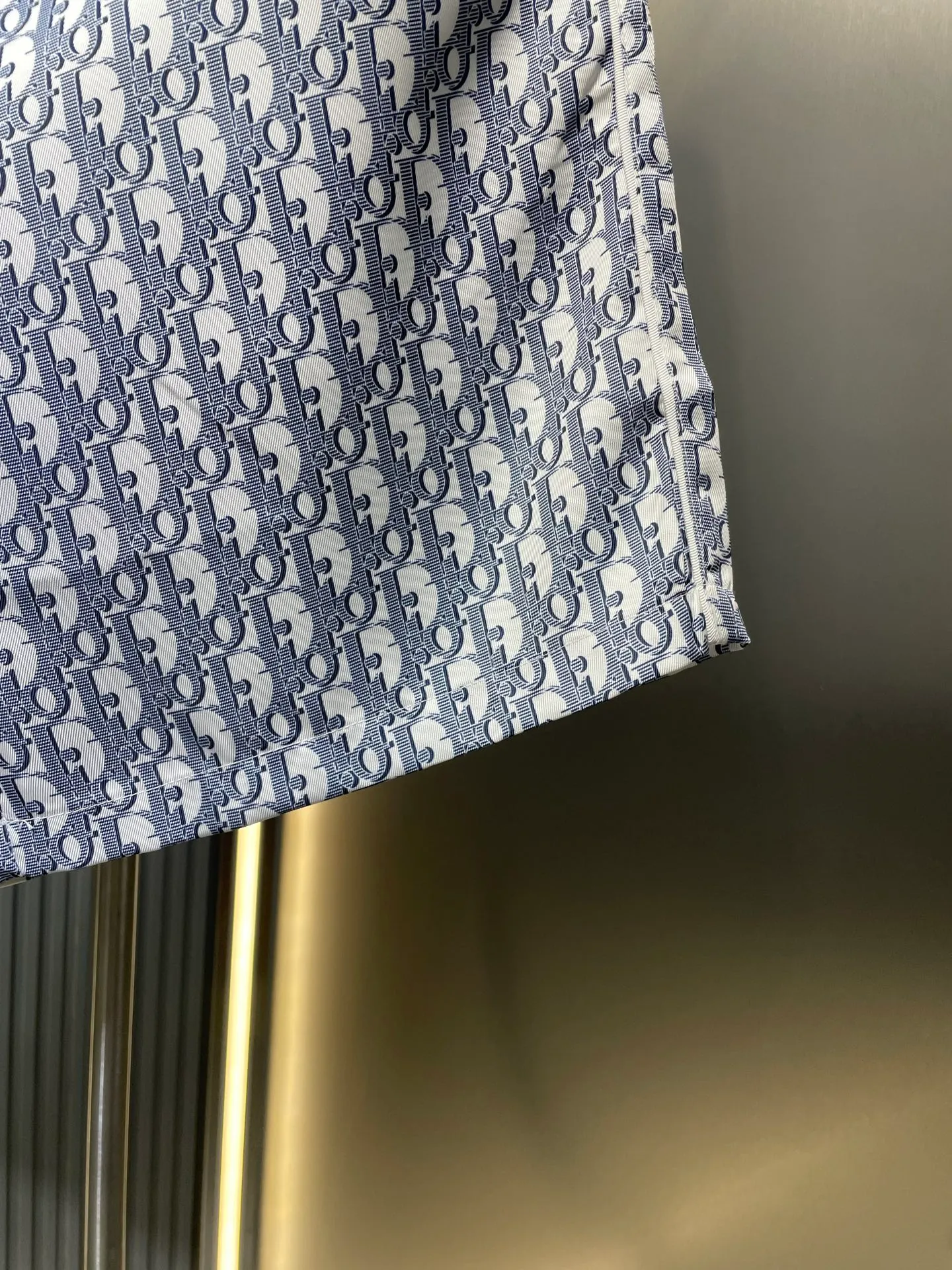 🅿️390 Doir🌟【Top Original】25ss new pajama pants display the brand's classic oblique print all over. Crafted from white and blue mulberry silk twill, it has an elastic waistband with drawstrings, side slit pockets and a loose fit that can be worn with the matching shirt for a sophisticated look. size: 46.48.50.52.