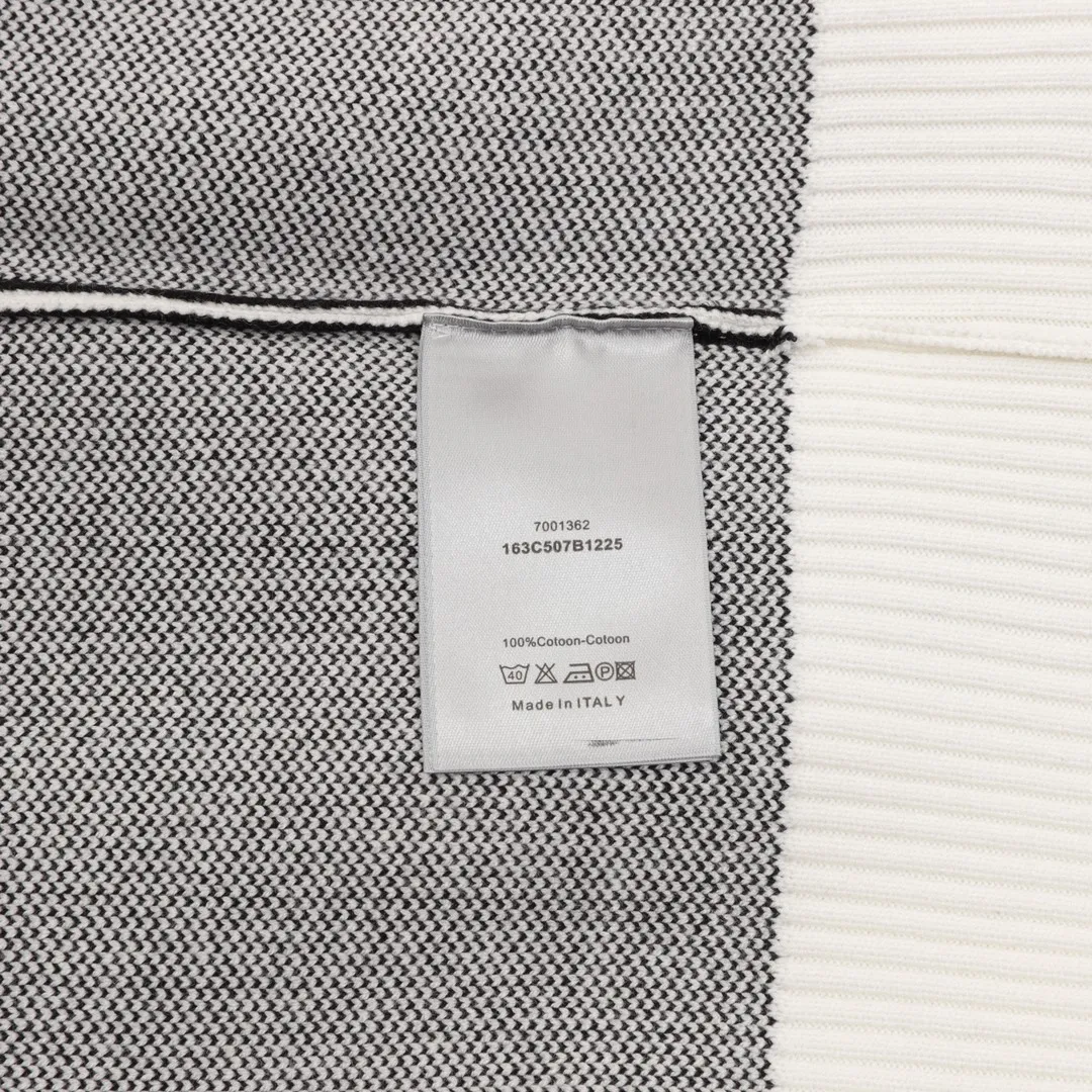 🅿️540 DIOR/Dior jacquard letter pattern knitted pullover sweater. The D family’s classic item is here again, and it is a treasure sweater worth buying. This year’s new autumn and winter style is on sale simultaneously! The sweater adopts the design of pocket presbyopia patches, and the classic presbyopic pattern highlights the fashion charm of P. It is a timeless classic. It is carefully made of customer-supplied cotton fiber yarns, and the CNC layered knitting technique shows a unique texture. The three-dimensional jacquard of contrasting letters with uniform thickness is exquisite and advanced. The sweater feels soft and comfortable, and the body feels particularly comfortable. It can be worn alone or layered, and the ribbed hem and sleeves are specially edged with blue edges. Matches the color of the body! size：S-L