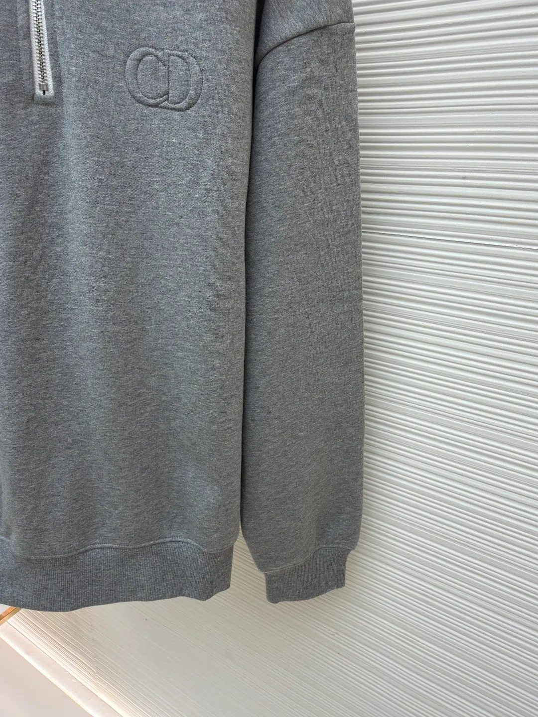 Dior embroidered gray sweatshirt ●Original version: 14,000 purchased and developed ●Item number: 1681137-A45 ●Fabric: cotton sweatshirt fabric ●Technology: embroidery production ●Version: fitted version ●Weight: about 715 grams ●Size: S-M-L-XL ●Description: Made of [26s double-ply large terry bottom cotton sweatshirt fabric], [gram weight 400g], matching [26s double yarn circular knitting machine 2*2 threads], the fabric threads are all made of [medium gray yarn custom woven and dyed], the bottom side [ Fleece, cut and washed], made into [velvet bottom], the front panel adopts [relief embossing technology], open the template according to the Y pattern, the pattern machine runs two circles of thread to lock the pattern, the overall routing is straight and delicate, the fabric is comfortable and soft, the color is consistent and there is no color difference It can be matched with the same style to create a fashionable look, and can be used in various occasions. Customized accessories, complete with three standards, same style for men and women!