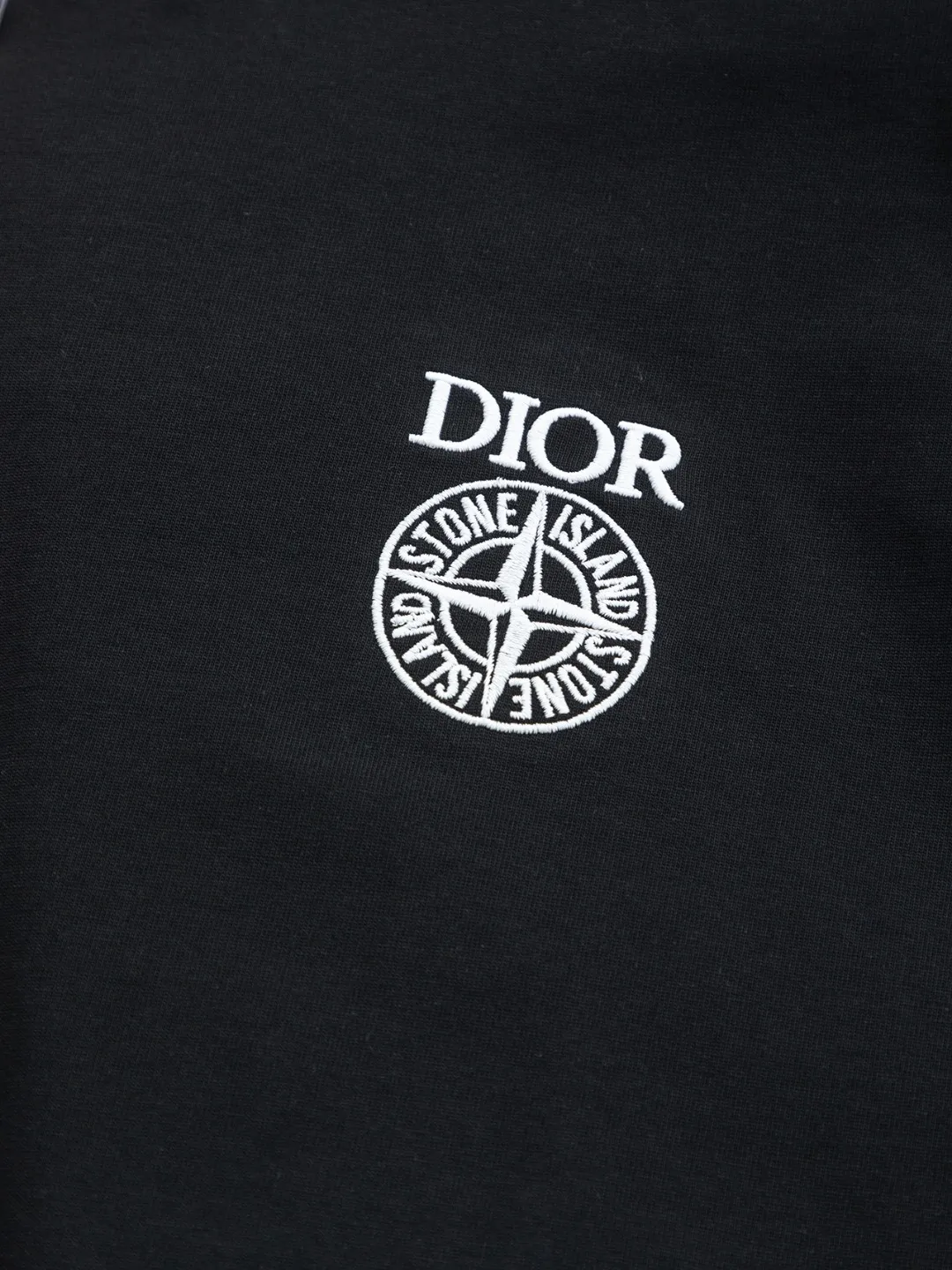 🅿️190 Dior micro wide version CD 25ss new exclusive limited Dior x stone island Dior x stone island joint🪡 embroidery pattern As the leader in the luxury world, the D family is well-deserved. The first thing that catches the eye is the loose and comfortable black and white solid color version of the piece we are going to talk about today. The ribbed round collar has become the best modification of its version, and the D family has the upper body LOGO listed on the front, and the unique embroidery design of the letter logo patch highlights the texture! The most traditional modification method combined with the simplest color scale contrast forms the strongest and direct contrast, and this is often the most concise and clear minimalist modification method~~A nostalgic classic atmosphere also spreads in this work inadvertently! ! Featuring a distinctive 47 logo patch embroidery on the front, a unique tribute to Dior's historic year! Coupled with the blessing of 320 grams of cotton material, both the upper body comfort and the existence are unparalleled. It can be said to be a must-have companion in summer. The excellent breathability and comfortable wearing feeling are unparalleled~ Recommended! ! Color: Black and White Size: S-XL Size chart: S: Shoulder width 55-Bust 56-Length 71.5 M: Shoulder width 56.5-Bust 58-Length 73 L: Shoulder width 58-Bust 60-Length 74.5 XL: Shoulder width 59.5-Bust 62-Length 76