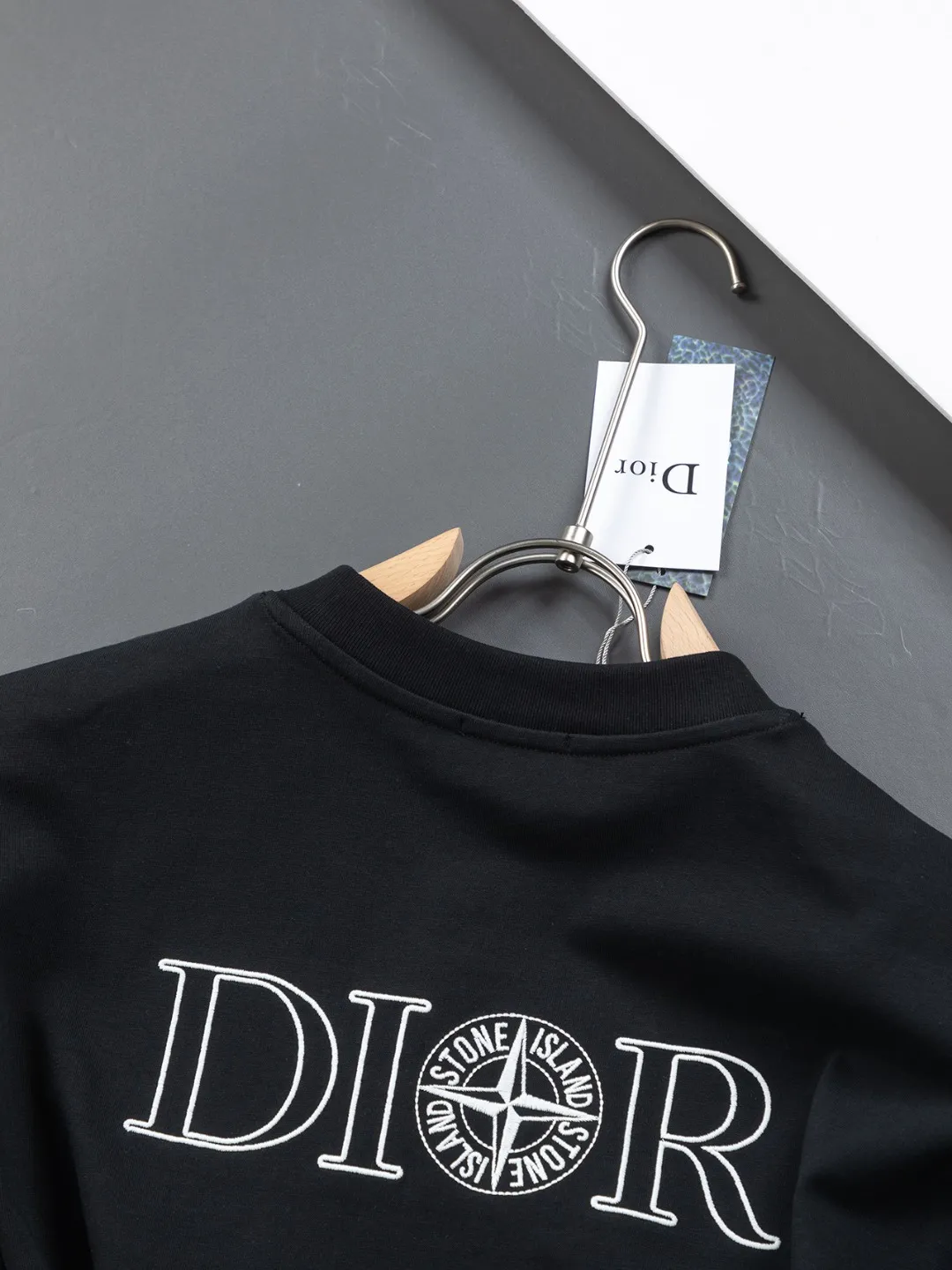 🅿️190 Dior micro wide version CD 25ss new exclusive limited Dior x stone island Dior x stone island joint🪡 embroidery pattern As the leader in the luxury world, the D family is well-deserved. The first thing that catches the eye is the loose and comfortable black and white solid color version of the piece we are going to talk about today. The ribbed round collar has become the best modification of its version, and the D family has the upper body LOGO listed on the front, and the unique embroidery design of the letter logo patch highlights the texture! The most traditional modification method combined with the simplest color scale contrast forms the strongest and direct contrast, and this is often the most concise and clear minimalist modification method~~A nostalgic classic atmosphere also spreads in this work inadvertently! ! Featuring a distinctive 47 logo patch embroidery on the front, a unique tribute to Dior's historic year! Coupled with the blessing of 320 grams of cotton material, both the upper body comfort and the existence are unparalleled. It can be said to be a must-have companion in summer. The excellent breathability and comfortable wearing feeling are unparalleled~ Recommended! ! Color: Black and White Size: S-XL Size chart: S: Shoulder width 55-Bust 56-Length 71.5 M: Shoulder width 56.5-Bust 58-Length 73 L: Shoulder width 58-Bust 60-Length 74.5 XL: Shoulder width 59.5-Bust 62-Length 76