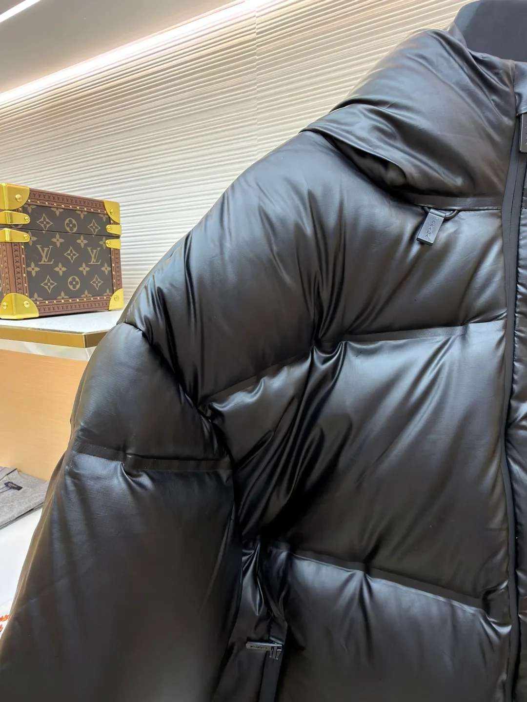 Prada red tape vacuum down jacket ●Original version: purchased and developed at 13899 ●Item number: 1681297-C85 ●Fabric: white goose down fabric ●Technology: mechanical down filling ●Color: black ●Version: fitted version ●Weight: about 1005 grams ●Size: S-M-L-XL-XL-XXL ●Description: Minimalist style down 95 white goose down jacket The fabric is comfortable and stylish! The upper body is super stylish and handsome, and the version is a three-dimensional cutting design. The whole piece has high warmth and good resilience. The upper body is warm and stylish without feeling heavy. It is very practical to wear and does not appear bloated. It can well prevent the cold wind! The warmth factor is extremely high. The overall wiring is straight and delicate, the fabric is comfortable and soft, and the color is consistent without color difference. It can be matched with the same style to create a fashionable look and control various occasions. Customized accessories, complete with three standards, same style for men and women!