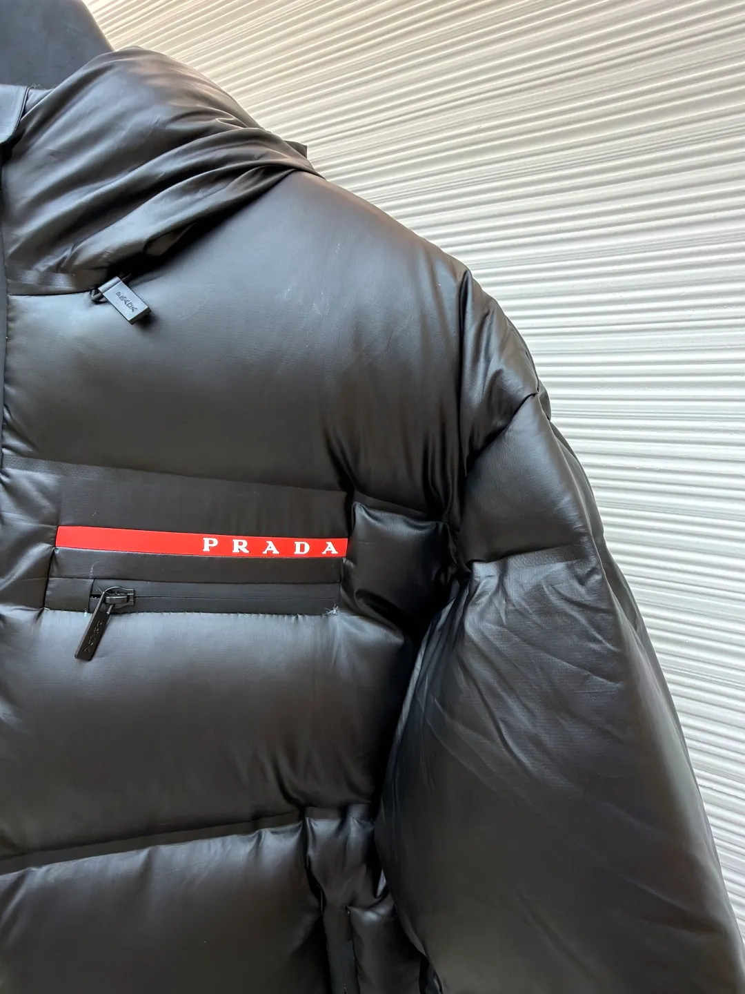 Prada red tape vacuum down jacket ●Original version: purchased and developed at 13899 ●Item number: 1681297-C85 ●Fabric: white goose down fabric ●Technology: mechanical down filling ●Color: black ●Version: fitted version ●Weight: about 1005 grams ●Size: S-M-L-XL-XL-XXL ●Description: Minimalist style down 95 white goose down jacket The fabric is comfortable and stylish! The upper body is super stylish and handsome, and the version is a three-dimensional cutting design. The whole piece has high warmth and good resilience. The upper body is warm and stylish without feeling heavy. It is very practical to wear and does not appear bloated. It can well prevent the cold wind! The warmth factor is extremely high. The overall wiring is straight and delicate, the fabric is comfortable and soft, and the color is consistent without color difference. It can be matched with the same style to create a fashionable look and control various occasions. Customized accessories, complete with three standards, same style for men and women!