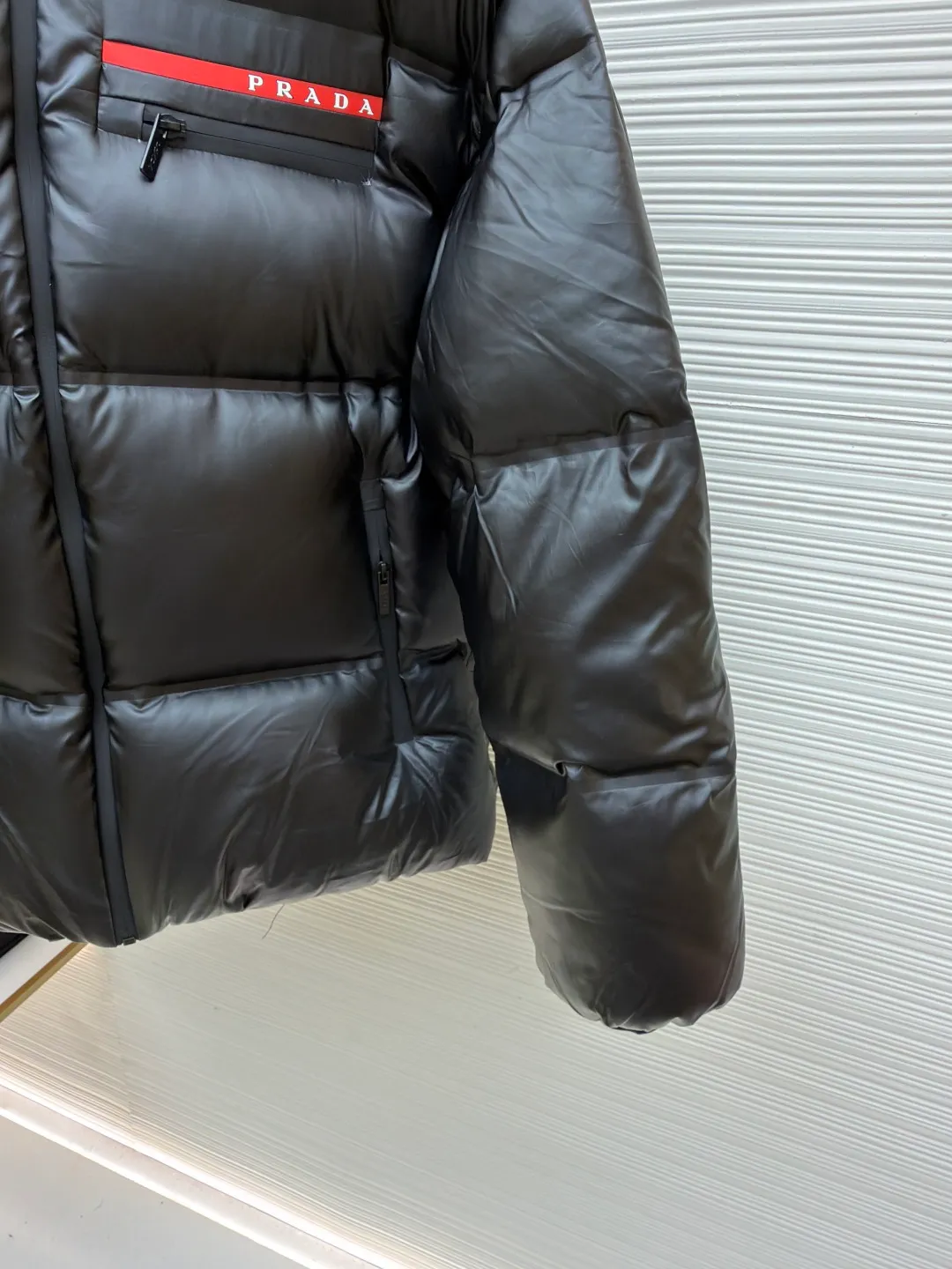 Prada red tape vacuum down jacket ●Original version: purchased and developed at 13899 ●Item number: 1681297-C85 ●Fabric: white goose down fabric ●Technology: mechanical down filling ●Color: black ●Version: fitted version ●Weight: about 1005 grams ●Size: S-M-L-XL-XL-XXL ●Description: Minimalist style down 95 white goose down jacket The fabric is comfortable and stylish! The upper body is super stylish and handsome, and the version is a three-dimensional cutting design. The whole piece has high warmth and good resilience. The upper body is warm and stylish without feeling heavy. It is very practical to wear and does not appear bloated. It can well prevent the cold wind! The warmth factor is extremely high. The overall wiring is straight and delicate, the fabric is comfortable and soft, and the color is consistent without color difference. It can be matched with the same style to create a fashionable look and control various occasions. Customized accessories, complete with three standards, same style for men and women!