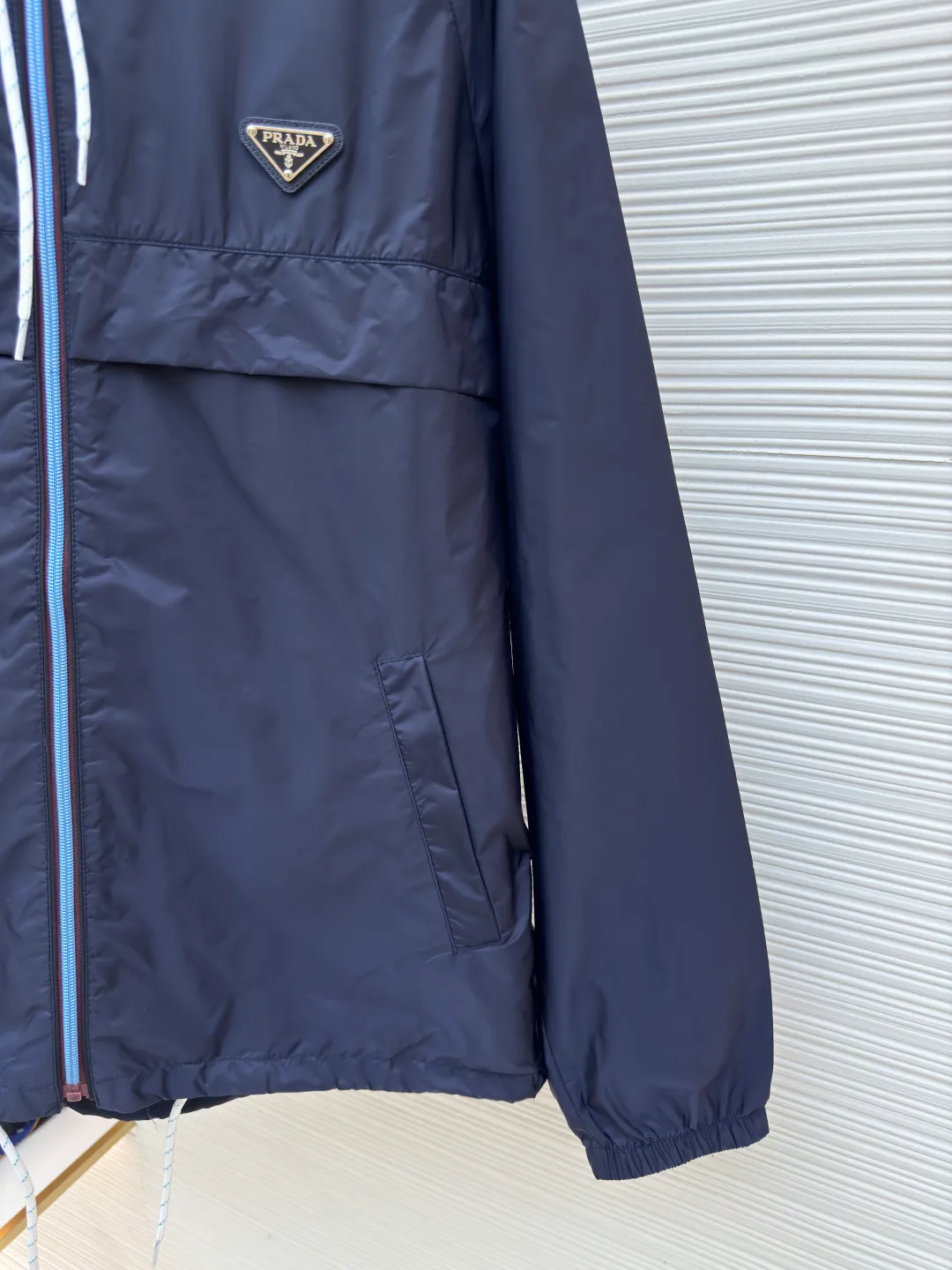 PRADA regenerated nylon jacket ●Authentic product: purchased and developed by 10652 ●Item number: 1680068-B50 ●Fabric: nylon fabric ●Technology: Positioning cutting machine ●Version: fitted version ●Weight: about 265 grams ●Size: 46-48-50-52 ●Description: The brand's iconic regenerated nylon fabric is selected, which has the same performance as traditional nylon, with high strength, tear resistance, wear resistance and other characteristics. It is lightweight and waterproof, suitable for various scenarios. Anti-wrinkle, quick-drying and easy to maintain on a daily basis. Using high-strength professional sewing thread, the stitch spacing is uniform and the standard setting is about 11 stitches every three centimeters. Each stitch is straight and smooth, with no skipped stitches or floating threads. The built-in stitching process ensures that the edges of the rotator cuff link are sharp, flat, and never everted. Patch pocket edges. The inner folding and wrapping process eliminates rough edges and enhances the appearance and firmness. The overall wiring is straight and delicate, the fabric is comfortable and soft, and the color is consistent without color difference. It can be matched with the same style to create a fashionable look and control various occasions. Customized accessories, complete with three standards, same style for men and women!