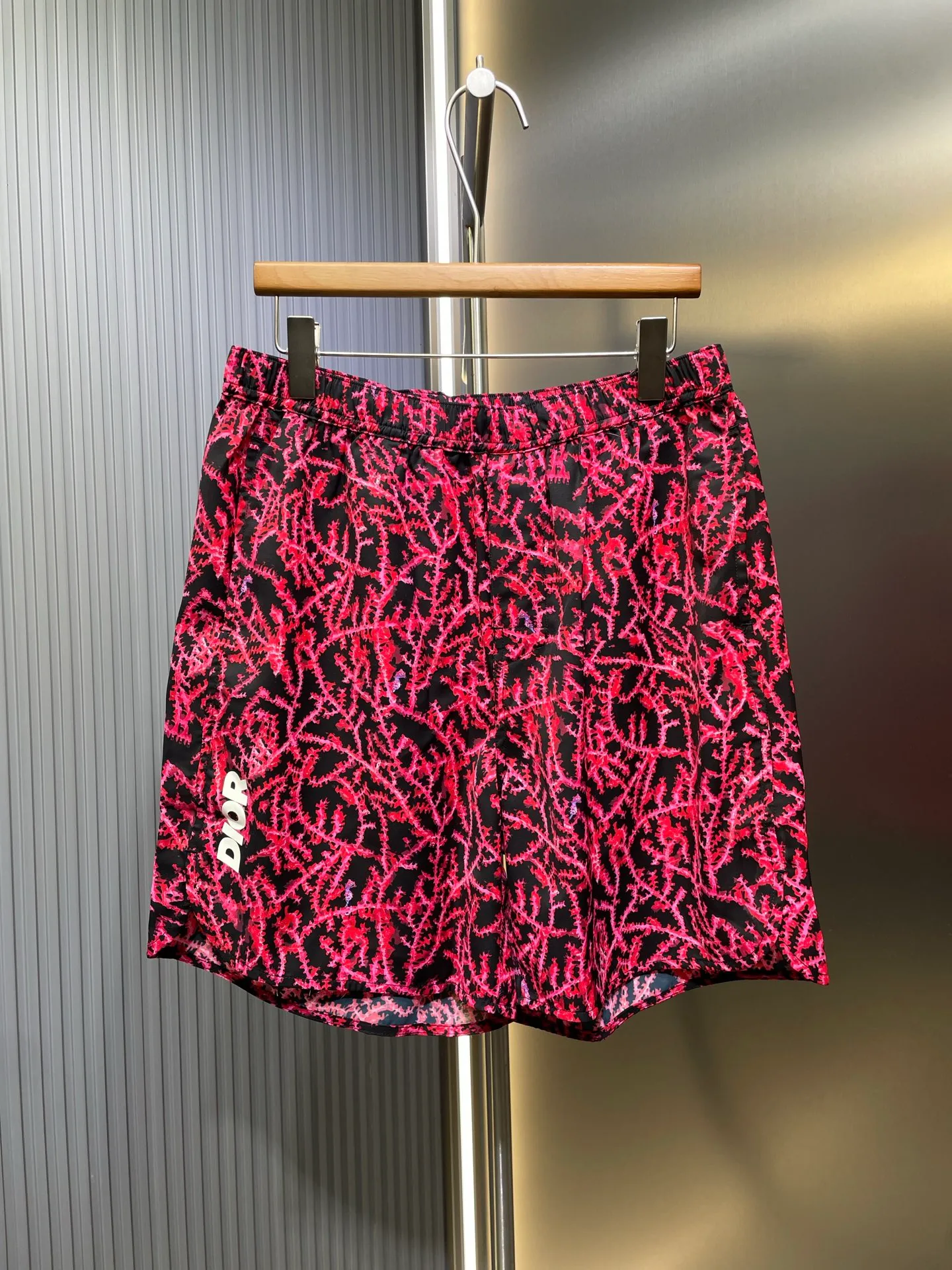 🅿️380 Dior 🌟【Top original order】Spring and summer arc-shaped coral logo beachwear limited series, showing coral patterns, reflecting the magnificent beauty of the seabed in a graphic style. Crafted from black and red mulberry silk twill, it features a vertical ltalic logo on the right leg. Finished with an elastic waistband and side slit pockets, it can be worn with the collection's coordinating pieces for a refined look. All-over black and red coral graphic contrasting ltalic signature elastic waistband on the sides aize: s-xl