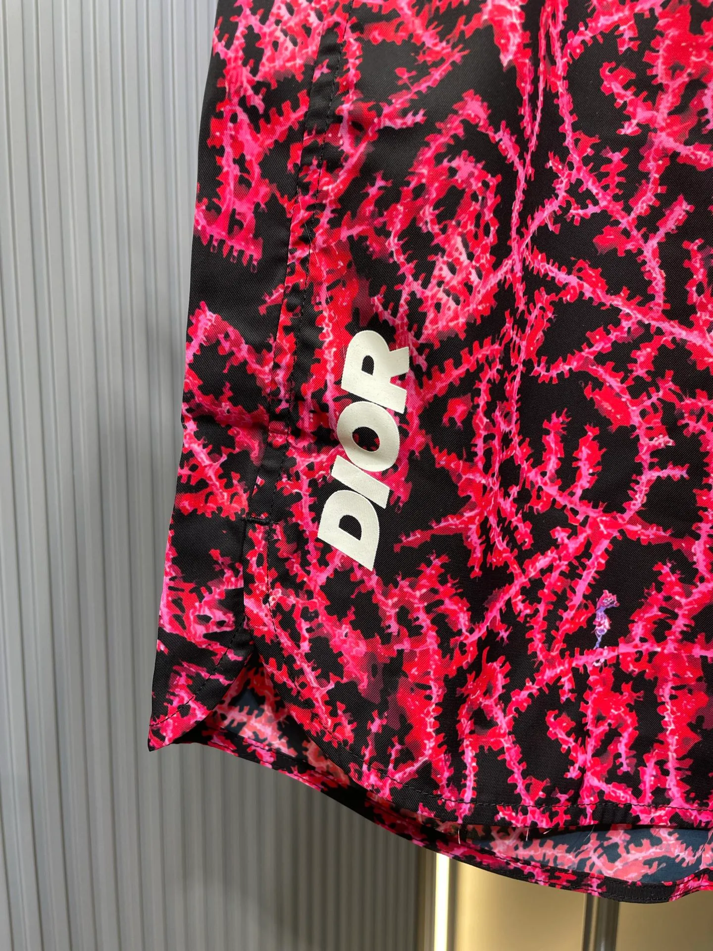 🅿️380 Dior 🌟【Top original order】Spring and summer arc-shaped coral logo beachwear limited series, showing coral patterns, reflecting the magnificent beauty of the seabed in a graphic style. Crafted from black and red mulberry silk twill, it features a vertical ltalic logo on the right leg. Finished with an elastic waistband and side slit pockets, it can be worn with the collection's coordinating pieces for a refined look. All-over black and red coral graphic contrasting ltalic signature elastic waistband on the sides aize: s-xl