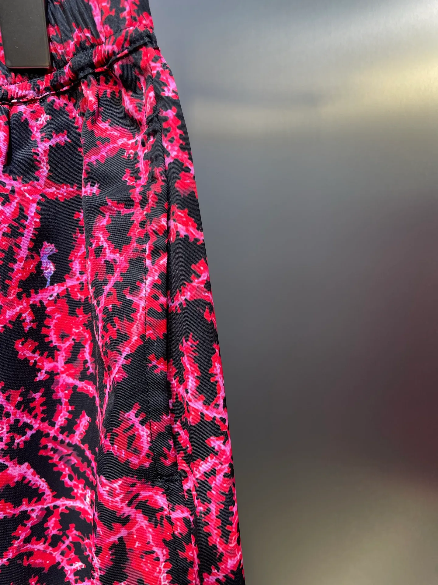 🅿️380 Dior 🌟【Top original order】Spring and summer arc-shaped coral logo beachwear limited series, showing coral patterns, reflecting the magnificent beauty of the seabed in a graphic style. Crafted from black and red mulberry silk twill, it features a vertical ltalic logo on the right leg. Finished with an elastic waistband and side slit pockets, it can be worn with the collection's coordinating pieces for a refined look. All-over black and red coral graphic contrasting ltalic signature elastic waistband on the sides aize: s-xl