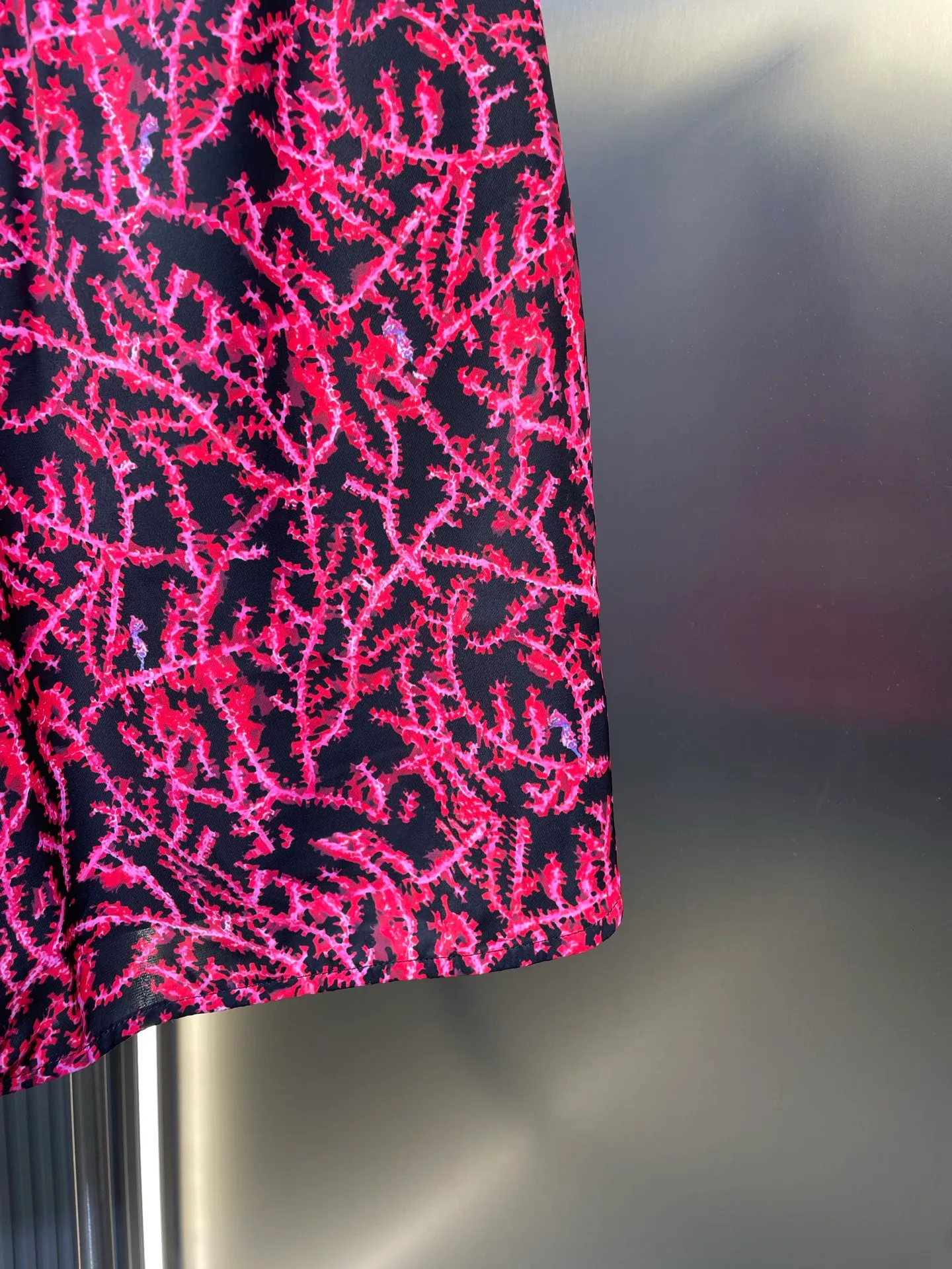 🅿️380 Dior 🌟【Top original order】Spring and summer arc-shaped coral logo beachwear limited series, showing coral patterns, reflecting the magnificent beauty of the seabed in a graphic style. Crafted from black and red mulberry silk twill, it features a vertical ltalic logo on the right leg. Finished with an elastic waistband and side slit pockets, it can be worn with the collection's coordinating pieces for a refined look. All-over black and red coral graphic contrasting ltalic signature elastic waistband on the sides aize: s-xl