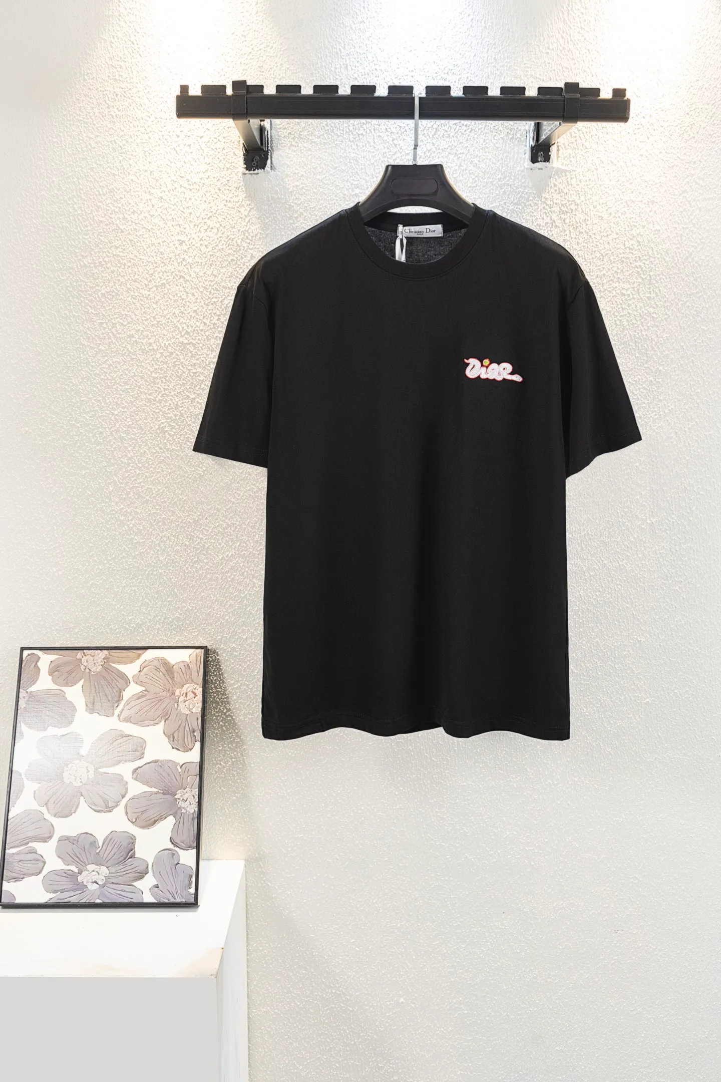 🅿️160 style number k8063 white background embroidery DIOR Dior Year of the Snake Apple‼ ️Short-sleeved T-shirt® is the same as the official website *Customized 280g cotton fabric, soft, skin-friendly and comfortable *Embroidered Year of the Snake letter logo on the front *A very simple and elegant one that is unparalleled in terms of upper body comfort, interpreting your luxury and taste, and creating your fashionable style and charm. ⚠️Washing method: It is recommended to dry clean or wrap the reverse side in a laundry bag and machine wash it quickly in cold water and let it dry naturally! ⚠️Same style for men and women 𝐂𝐎𝐋𝐎𝐔𝐑: white black 𝐒𝐈𝐙𝐄 XS S M L