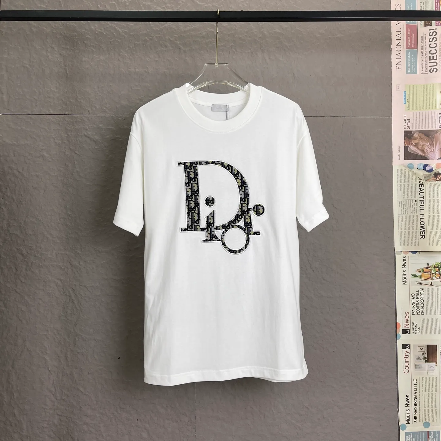 🅿️190 /A89 DIOR Dior fabric upgrade, using 300 full grams of fabric, patch embroidery, suede foam printing on the back panel, high-end craftsmanship, exclusive for new models, same style for men and women, casual loose fit short sleeves, high-end customization, high version, fashionable and versatile, imported fabrics, super soft and delicate feel, skin-friendly and comfortable to wear, high-end boutique High-temperature washing process to ensure that it does not deform or shrink. It is a comfortable and beautiful piece for summer wear! A must-have item for beauty and age reduction! The surface is super fine and smooth, uniform, delicate and soft. It is comfortable to wear and can easily create a cool summer feel. It is easy to hold the upper body and become the focus of the street in minutes. Color: Black and White Size: S-XL