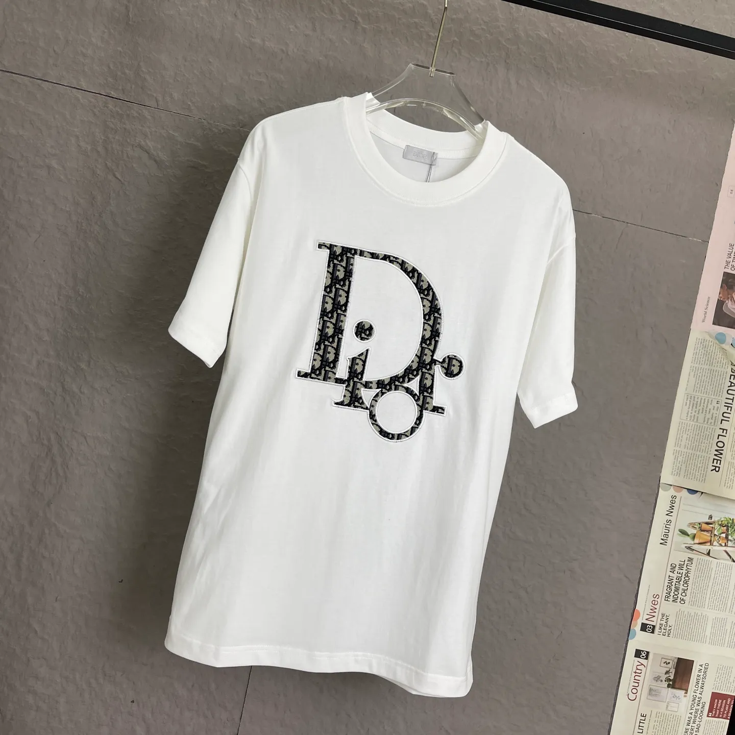 🅿️190 /A89 DIOR Dior fabric upgrade, using 300 full grams of fabric, patch embroidery, suede foam printing on the back panel, high-end craftsmanship, exclusive for new models, same style for men and women, casual loose fit short sleeves, high-end customization, high version, fashionable and versatile, imported fabrics, super soft and delicate feel, skin-friendly and comfortable to wear, high-end boutique High-temperature washing process to ensure that it does not deform or shrink. It is a comfortable and beautiful piece for summer wear! A must-have item for beauty and age reduction! The surface is super fine and smooth, uniform, delicate and soft. It is comfortable to wear and can easily create a cool summer feel. It is easy to hold the upper body and become the focus of the street in minutes. Color: Black and White Size: S-XL