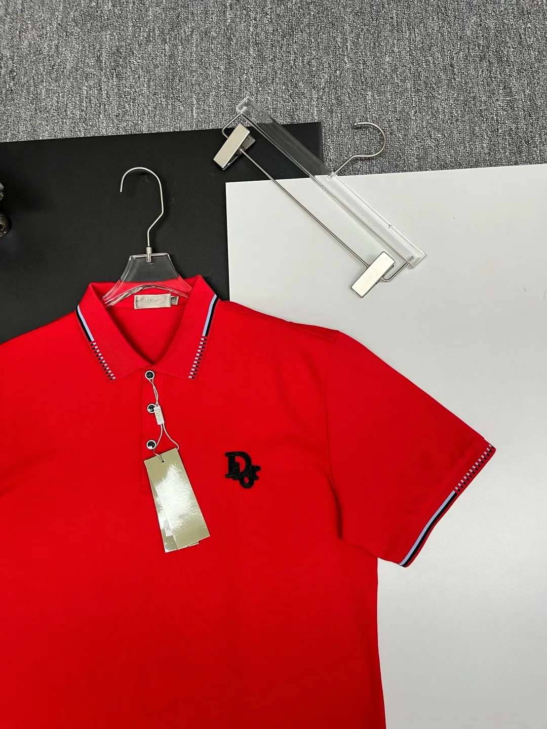 🅿️220 DIOR Dior embroidered new zipper Polo shirt. Original fabric. Official same style. Made of 210 grams of mercerized pique cotton, customized in the same vat dyeing fabric. It feels very comfortable and smooth. The version is quite wide and stylish. Produced by a first-line brand OEM factory. Imported Behringer embroidery machine. The embroidery is full and textured. The collar rib is woven with imported yarn. It will not deform after long-term wear. The latest style for spring and summer. Fashionable and individual. Super versatile and good-looking. It is very suitable for both men and women. It is a must-have item. Color: black, white, red. Size: M-XXXL