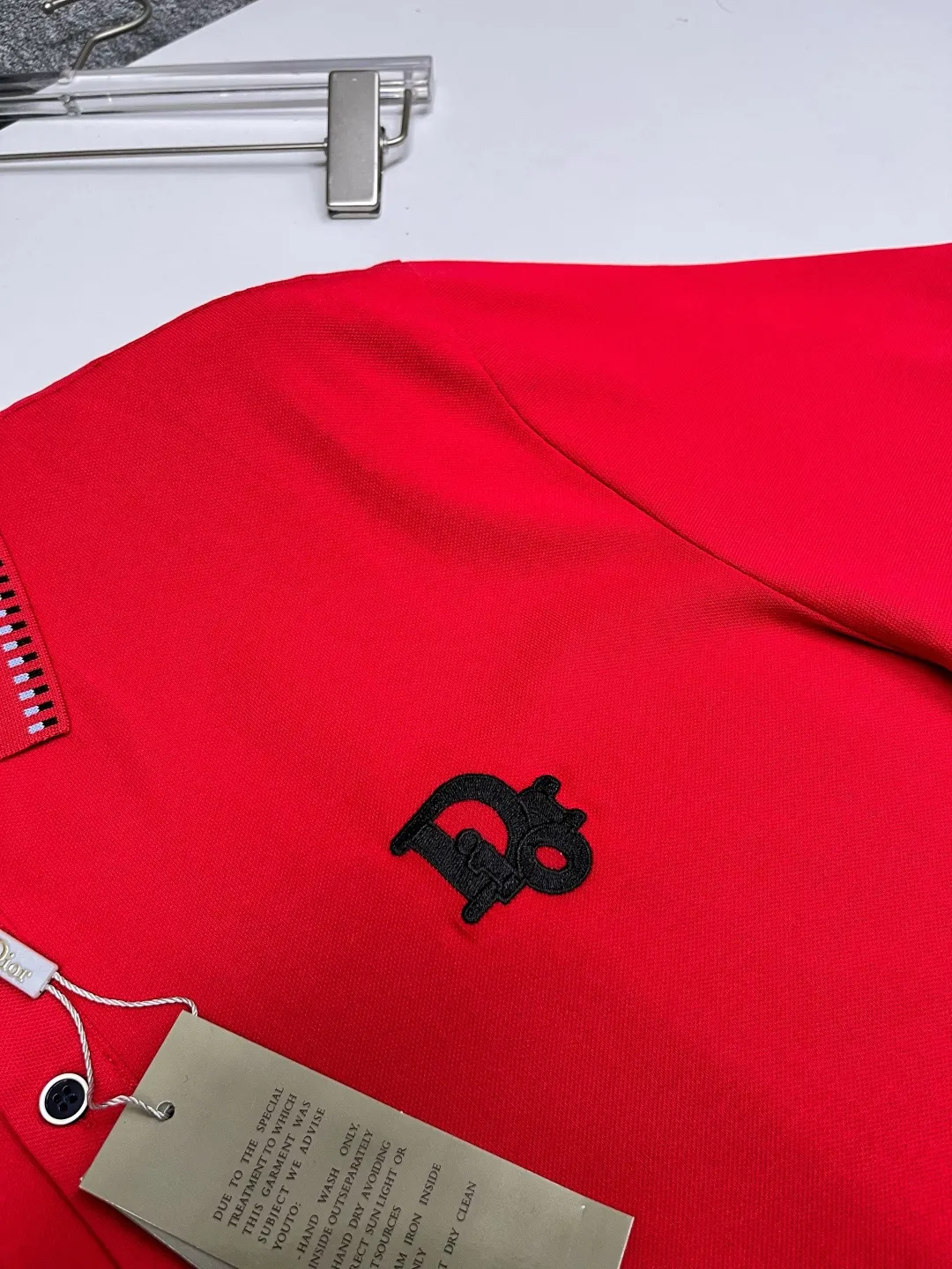 🅿️220 DIOR Dior embroidered new zipper Polo shirt. Original fabric. Official same style. Made of 210 grams of mercerized pique cotton, customized in the same vat dyeing fabric. It feels very comfortable and smooth. The version is quite wide and stylish. Produced by a first-line brand OEM factory. Imported Behringer embroidery machine. The embroidery is full and textured. The collar rib is woven with imported yarn. It will not deform after long-term wear. The latest style for spring and summer. Fashionable and individual. Super versatile and good-looking. It is very suitable for both men and women. It is a must-have item. Color: black, white, red. Size: M-XXXL