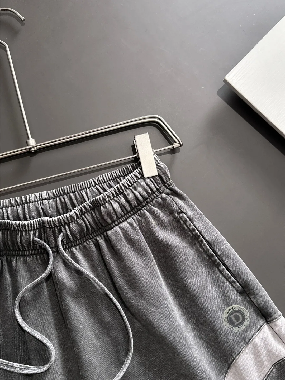 🅿️330 shipped next day, high quality DIOR/Dior 2025 spring and summer new casual solid color loose shorts with elastic band, two needle stitches at the hem of the trousers, fine and firm stitching, custom-made fabrics at the counter with high breathability and comfort, impeccable details, brand element design concept, reflecting high quality. It feels delicate and soft! It presents a casual cut and the upper body shape is great! Size: S-XXL