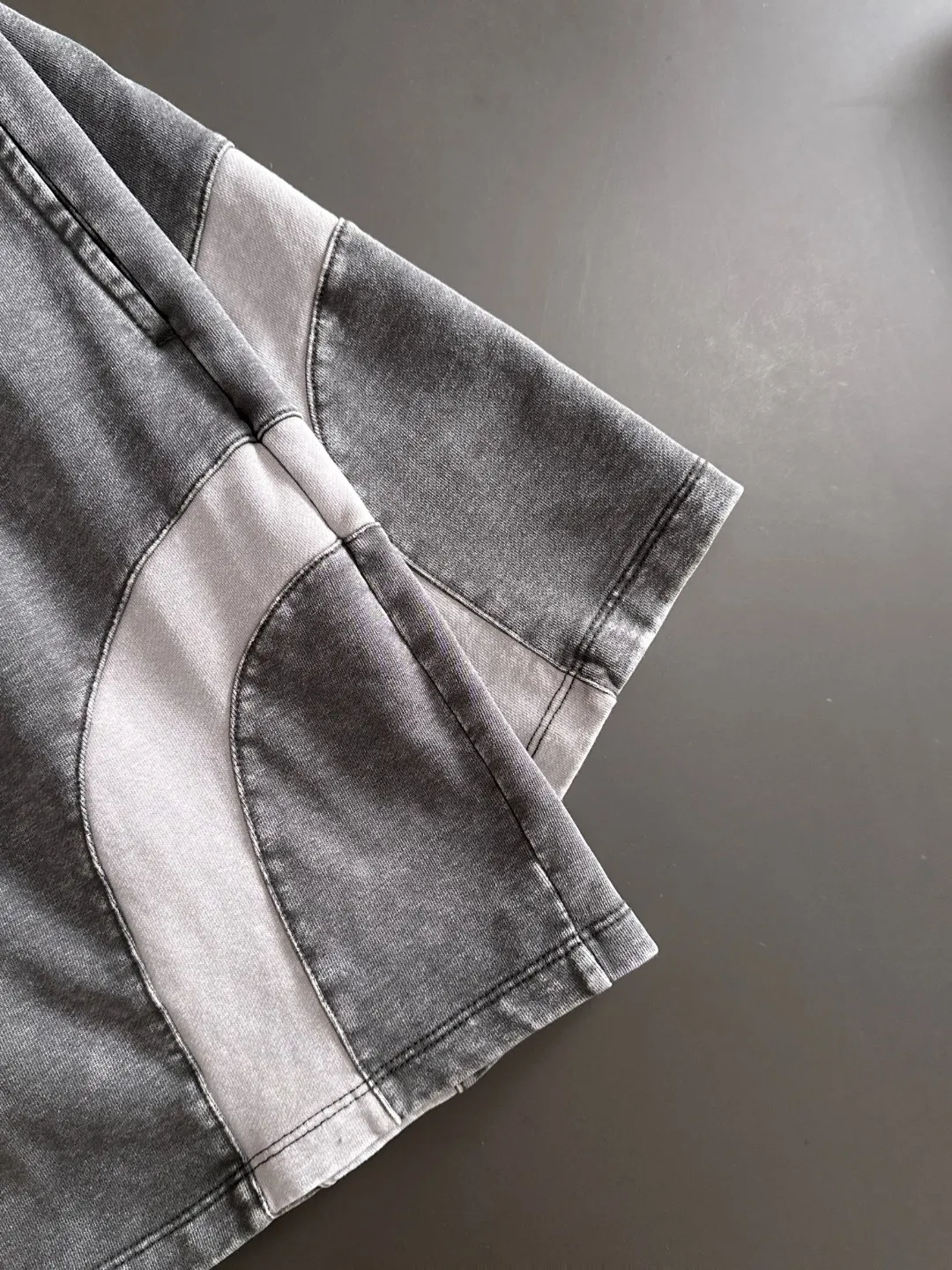 🅿️330 shipped next day, high quality DIOR/Dior 2025 spring and summer new casual solid color loose shorts with elastic band, two needle stitches at the hem of the trousers, fine and firm stitching, custom-made fabrics at the counter with high breathability and comfort, impeccable details, brand element design concept, reflecting high quality. It feels delicate and soft! It presents a casual cut and the upper body shape is great! Size: S-XXL