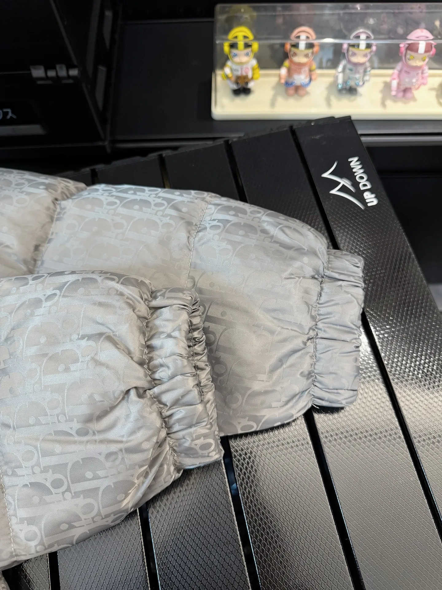🅿️780 Top quality, six colors available, new down jacket⬆️ Dior 23FW oblique dark pattern presbyopic stand collar down jacket, the same style at the counter, popular all the way🔥presbyopic down jacket is here🤩～ This is a down jacket with ultra-complex craftsmanship. The custom-made fabric cycle takes up to 50 days. Based on the original fabric, laser jacquard makes the whole piece of clothing concave and convex, with a stronger three-dimensional effect and a more obvious 3D effect. ✨This fabric has a good hand feel, and the dark pattern presbyopia on the jacket is very low-key. The fabric shows a dark luster and has extremely high waterproof properties! The real texture is more perfect, custom-woven high-density satin nylon material and dark jacquard weave, simple and refreshing, thick and fluffy, super three-proof fabric, waterproof, stain-proof and dust-proof! ✨ Full-width jacquard LOGO, ultra-high-end luxury and style. The handsomeness and eye-catching index of the upper body are absolutely NO. 1. Fully custom-woven jacquard LOGO technology fabric, high-density polyester fiber. It is a new type of heat-insulating and light-weight fabric. It has a light texture, delicate and soft warmth and breathability. Especially the LOGO jacquard produces different light and dark interweaving under different lights! Full of hidden flower logos, low-key with a touch of expensiveness, the overall shape is not too bloated, windproof and waterproof, it can be called a haven in winter 😍 Simple but not simple, wear it with a wrap in autumn and winter. ✨The interior is filled with 90-fill white goose down, (90% white goose down ➕10% white goose feather) This type of down is full of fluffiness, better thermal insulation, and has no down stalks! Hooded and windproof design, comfortable and warm! The white goose down filled inside is a strong guarantee of warmth and cold resistance. As for the so-called odor gas of down, it is completely worry-free. The upper body is light and full. The down filling is sufficiently balanced to obtain uniform warmth! The upper body is eye-catching. ✨The hardware of the whole garment is made of original 1V1 customized tungsten material. Leather label design, hot melt technology, one-time molding. Size: S-3Xl (44-54 yards) couple style. Available in six colors: light gray/light blue/navy blue/dark gray/black/dark blue