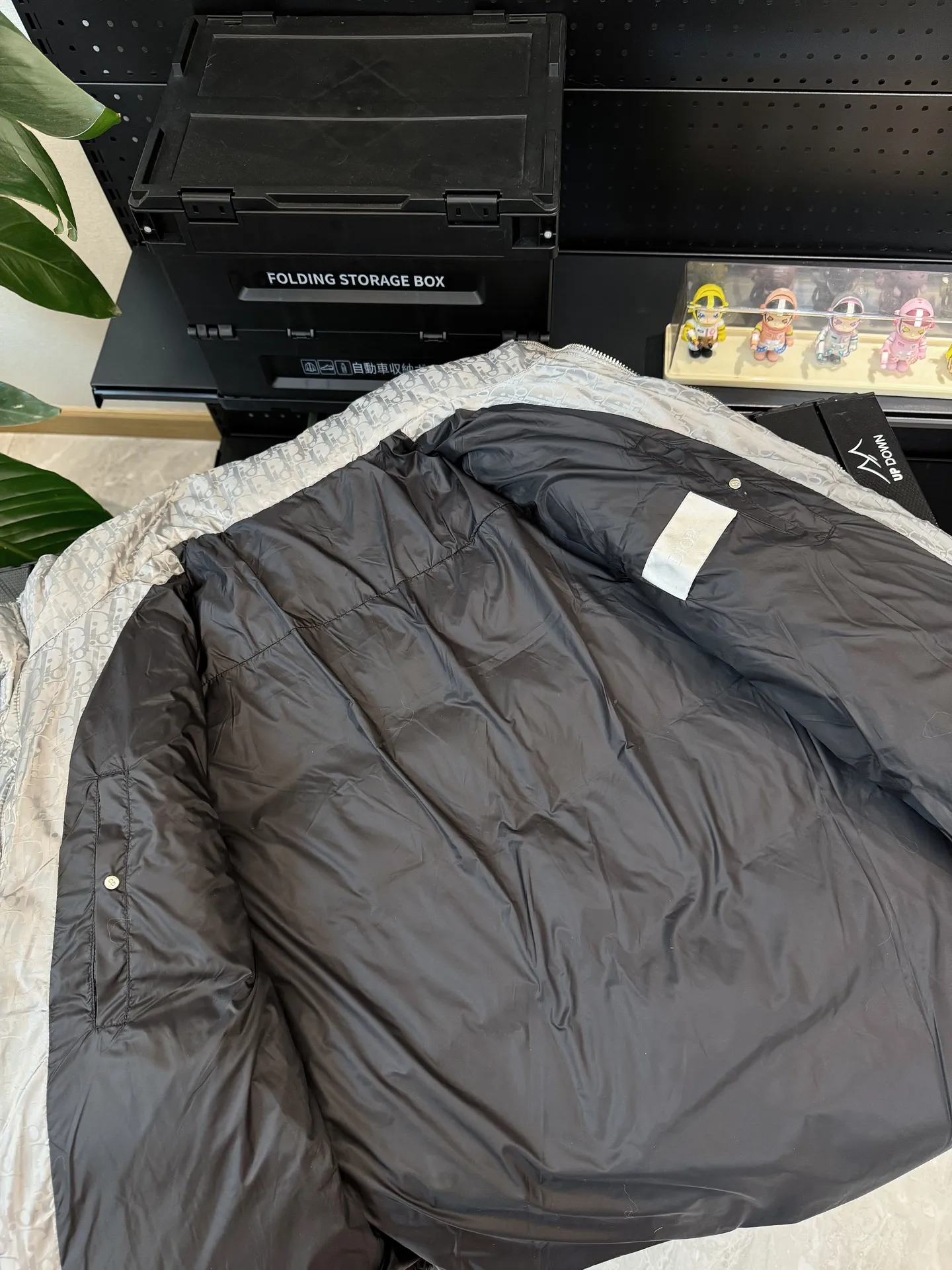 🅿️780 Top quality, six colors available, new down jacket⬆️ Dior 23FW oblique dark pattern presbyopic stand collar down jacket, the same style at the counter, popular all the way🔥presbyopic down jacket is here🤩～ This is a down jacket with ultra-complex craftsmanship. The custom-made fabric cycle takes up to 50 days. Based on the original fabric, laser jacquard makes the whole piece of clothing concave and convex, with a stronger three-dimensional effect and a more obvious 3D effect. ✨This fabric has a good hand feel, and the dark pattern presbyopia on the jacket is very low-key. The fabric shows a dark luster and has extremely high waterproof properties! The real texture is more perfect, custom-woven high-density satin nylon material and dark jacquard weave, simple and refreshing, thick and fluffy, super three-proof fabric, waterproof, stain-proof and dust-proof! ✨ Full-width jacquard LOGO, ultra-high-end luxury and style. The handsomeness and eye-catching index of the upper body are absolutely NO. 1. Fully custom-woven jacquard LOGO technology fabric, high-density polyester fiber. It is a new type of heat-insulating and light-weight fabric. It has a light texture, delicate and soft warmth and breathability. Especially the LOGO jacquard produces different light and dark interweaving under different lights! Full of hidden flower logos, low-key with a touch of expensiveness, the overall shape is not too bloated, windproof and waterproof, it can be called a haven in winter 😍 Simple but not simple, wear it with a wrap in autumn and winter. ✨The interior is filled with 90-fill white goose down, (90% white goose down ➕10% white goose feather) This type of down is full of fluffiness, better thermal insulation, and has no down stalks! Hooded and windproof design, comfortable and warm! The white goose down filled inside is a strong guarantee of warmth and cold resistance. As for the so-called odor gas of down, it is completely worry-free. The upper body is light and full. The down filling is sufficiently balanced to obtain uniform warmth! The upper body is eye-catching. ✨The hardware of the whole garment is made of original 1V1 customized tungsten material. Leather label design, hot melt technology, one-time molding. Size: S-3Xl (44-54 yards) couple style. Available in six colors: light gray/light blue/navy blue/dark gray/black/dark blue