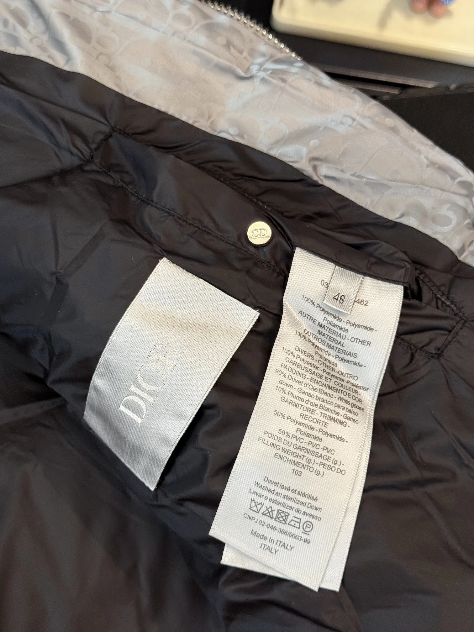 🅿️780 Top quality, six colors available, new down jacket⬆️ Dior 23FW oblique dark pattern presbyopic stand collar down jacket, the same style at the counter, popular all the way🔥presbyopic down jacket is here🤩～ This is a down jacket with ultra-complex craftsmanship. The custom-made fabric cycle takes up to 50 days. Based on the original fabric, laser jacquard makes the whole piece of clothing concave and convex, with a stronger three-dimensional effect and a more obvious 3D effect. ✨This fabric has a good hand feel, and the dark pattern presbyopia on the jacket is very low-key. The fabric shows a dark luster and has extremely high waterproof properties! The real texture is more perfect, custom-woven high-density satin nylon material and dark jacquard weave, simple and refreshing, thick and fluffy, super three-proof fabric, waterproof, stain-proof and dust-proof! ✨ Full-width jacquard LOGO, ultra-high-end luxury and style. The handsomeness and eye-catching index of the upper body are absolutely NO. 1. Fully custom-woven jacquard LOGO technology fabric, high-density polyester fiber. It is a new type of heat-insulating and light-weight fabric. It has a light texture, delicate and soft warmth and breathability. Especially the LOGO jacquard produces different light and dark interweaving under different lights! Full of hidden flower logos, low-key with a touch of expensiveness, the overall shape is not too bloated, windproof and waterproof, it can be called a haven in winter 😍 Simple but not simple, wear it with a wrap in autumn and winter. ✨The interior is filled with 90-fill white goose down, (90% white goose down ➕10% white goose feather) This type of down is full of fluffiness, better thermal insulation, and has no down stalks! Hooded and windproof design, comfortable and warm! The white goose down filled inside is a strong guarantee of warmth and cold resistance. As for the so-called odor gas of down, it is completely worry-free. The upper body is light and full. The down filling is sufficiently balanced to obtain uniform warmth! The upper body is eye-catching. ✨The hardware of the whole garment is made of original 1V1 customized tungsten material. Leather label design, hot melt technology, one-time molding. Size: S-3Xl (44-54 yards) couple style. Available in six colors: light gray/light blue/navy blue/dark gray/black/dark blue