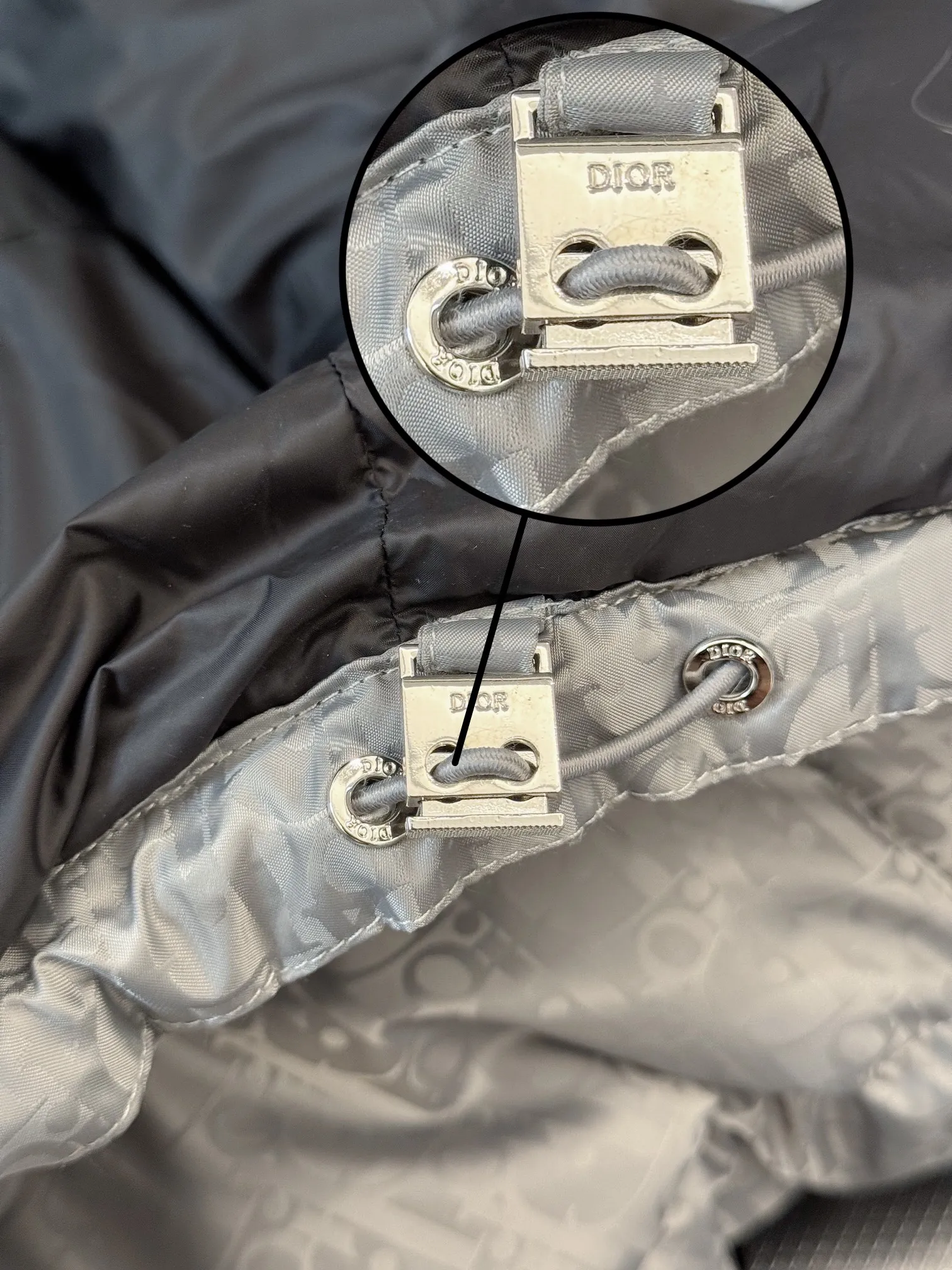 🅿️780 Top quality, six colors available, new down jacket⬆️ Dior 23FW oblique dark pattern presbyopic stand collar down jacket, the same style at the counter, popular all the way🔥presbyopic down jacket is here🤩～ This is a down jacket with ultra-complex craftsmanship. The custom-made fabric cycle takes up to 50 days. Based on the original fabric, laser jacquard makes the whole piece of clothing concave and convex, with a stronger three-dimensional effect and a more obvious 3D effect. ✨This fabric has a good hand feel, and the dark pattern presbyopia on the jacket is very low-key. The fabric shows a dark luster and has extremely high waterproof properties! The real texture is more perfect, custom-woven high-density satin nylon material and dark jacquard weave, simple and refreshing, thick and fluffy, super three-proof fabric, waterproof, stain-proof and dust-proof! ✨ Full-width jacquard LOGO, ultra-high-end luxury and style. The handsomeness and eye-catching index of the upper body are absolutely NO. 1. Fully custom-woven jacquard LOGO technology fabric, high-density polyester fiber. It is a new type of heat-insulating and light-weight fabric. It has a light texture, delicate and soft warmth and breathability. Especially the LOGO jacquard produces different light and dark interweaving under different lights! Full of hidden flower logos, low-key with a touch of expensiveness, the overall shape is not too bloated, windproof and waterproof, it can be called a haven in winter 😍 Simple but not simple, wear it with a wrap in autumn and winter. ✨The interior is filled with 90-fill white goose down, (90% white goose down ➕10% white goose feather) This type of down is full of fluffiness, better thermal insulation, and has no down stalks! Hooded and windproof design, comfortable and warm! The white goose down filled inside is a strong guarantee of warmth and cold resistance. As for the so-called odor gas of down, it is completely worry-free. The upper body is light and full. The down filling is sufficiently balanced to obtain uniform warmth! The upper body is eye-catching. ✨The hardware of the whole garment is made of original 1V1 customized tungsten material. Leather label design, hot melt technology, one-time molding. Size: S-3Xl (44-54 yards) couple style. Available in six colors: light gray/light blue/navy blue/dark gray/black/dark blue