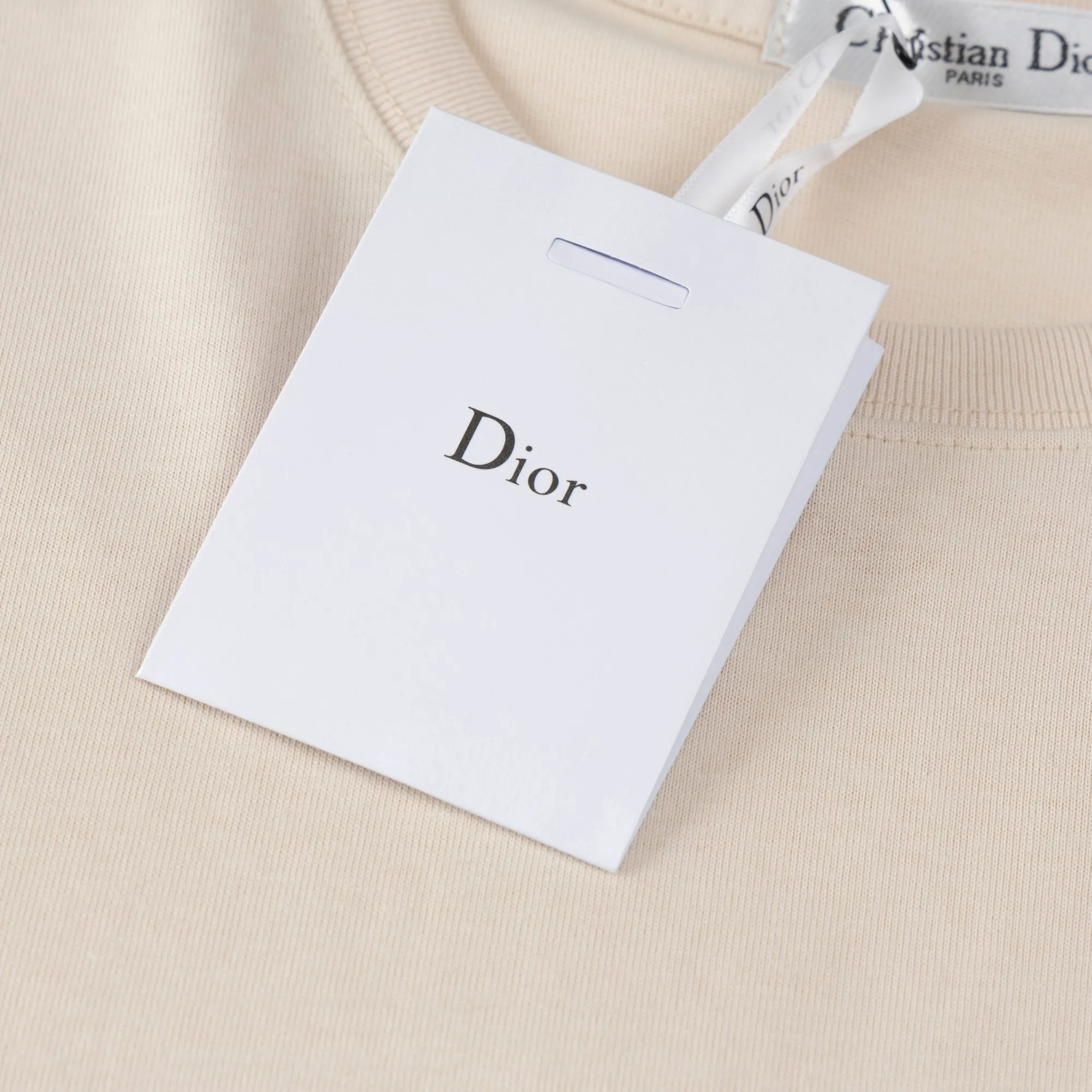 🅿️170 model number S030 Dior chest CD letter logo embroidered round neck short sleeves embroidered patch complete set of packaging with complete three labels original supporting accessories 1:1 main mark process very high-end has been pre-shrunk at high temperature and is not easy to deform after repeated washing. Pure cotton 280 grams high weight 32 double yarns no pilling no fading comfortable and breathable matching 1x1 thread in the same cylinder oversize loose version Can wear up to 220 pounds Color: white apricot Size: XS-L