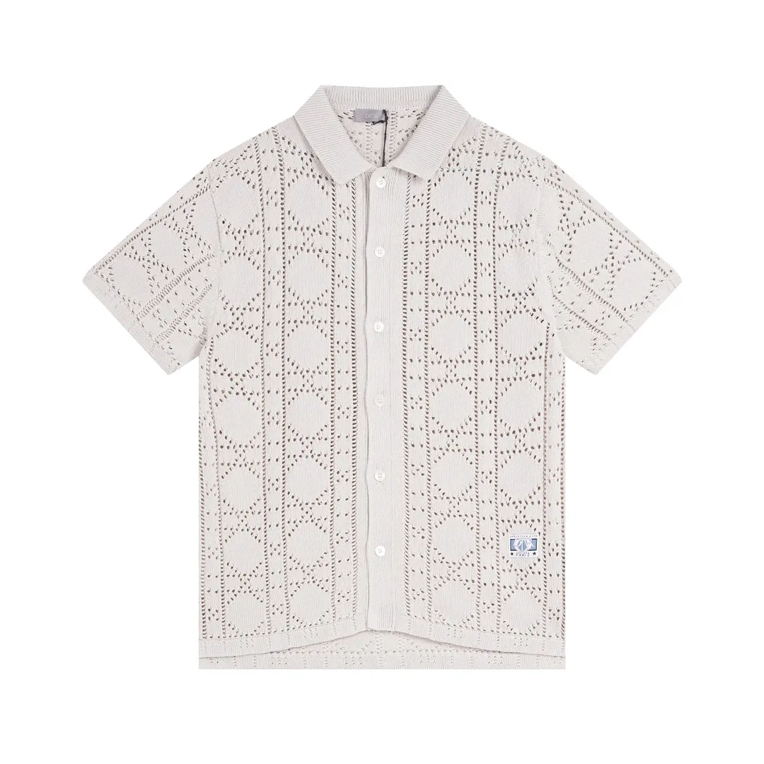 🅿️250 Correct version of high quality DR 2024ss new knitted polo cardigan short sleeves. This short-sleeved shirt pays tribute to the classic DR logo. Crafted from beige cotton and cashmere-blend mesh knit with an all-over cannage pattern, Dr Charm patch and ribbed collar. Vivid and fashionable, create a casual look, suitable for men and women. Size: XS-L
