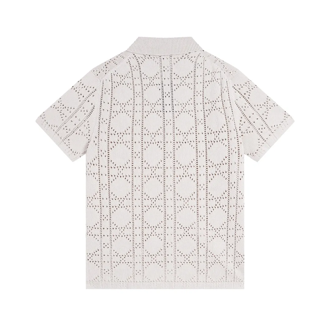 🅿️250 Correct version of high quality DR 2024ss new knitted polo cardigan short sleeves. This short-sleeved shirt pays tribute to the classic DR logo. Crafted from beige cotton and cashmere-blend mesh knit with an all-over cannage pattern, Dr Charm patch and ribbed collar. Vivid and fashionable, create a casual look, suitable for men and women. Size: XS-L