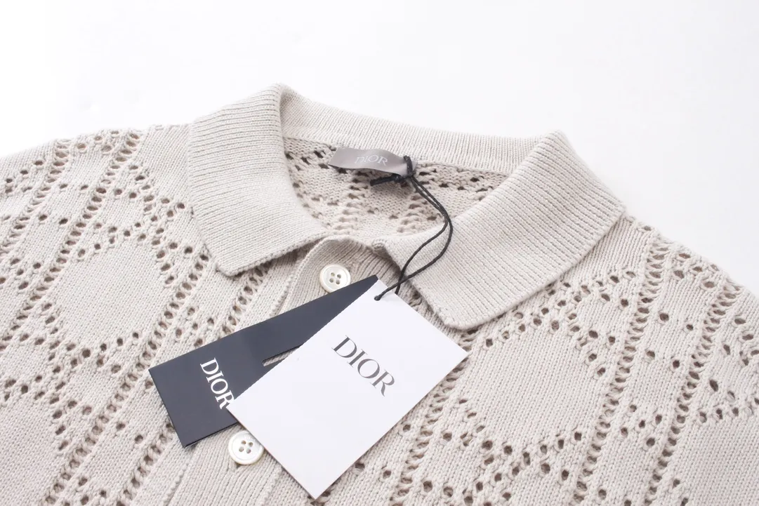 🅿️250 Correct version of high quality DR 2024ss new knitted polo cardigan short sleeves. This short-sleeved shirt pays tribute to the classic DR logo. Crafted from beige cotton and cashmere-blend mesh knit with an all-over cannage pattern, Dr Charm patch and ribbed collar. Vivid and fashionable, create a casual look, suitable for men and women. Size: XS-L