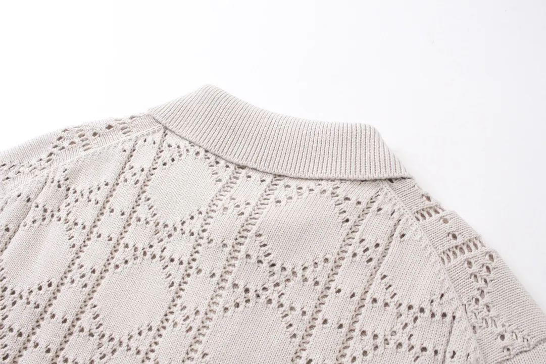 🅿️250 Correct version of high quality DR 2024ss new knitted polo cardigan short sleeves. This short-sleeved shirt pays tribute to the classic DR logo. Crafted from beige cotton and cashmere-blend mesh knit with an all-over cannage pattern, Dr Charm patch and ribbed collar. Vivid and fashionable, create a casual look, suitable for men and women. Size: XS-L