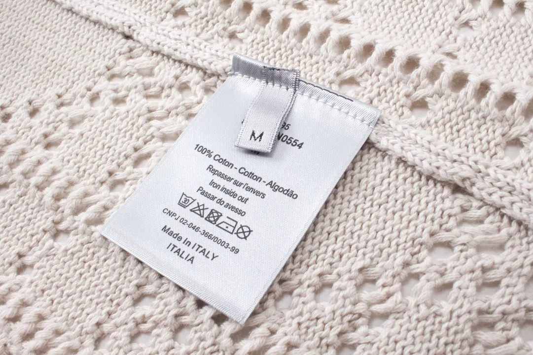 🅿️250 Correct version of high quality DR 2024ss new knitted polo cardigan short sleeves. This short-sleeved shirt pays tribute to the classic DR logo. Crafted from beige cotton and cashmere-blend mesh knit with an all-over cannage pattern, Dr Charm patch and ribbed collar. Vivid and fashionable, create a casual look, suitable for men and women. Size: XS-L