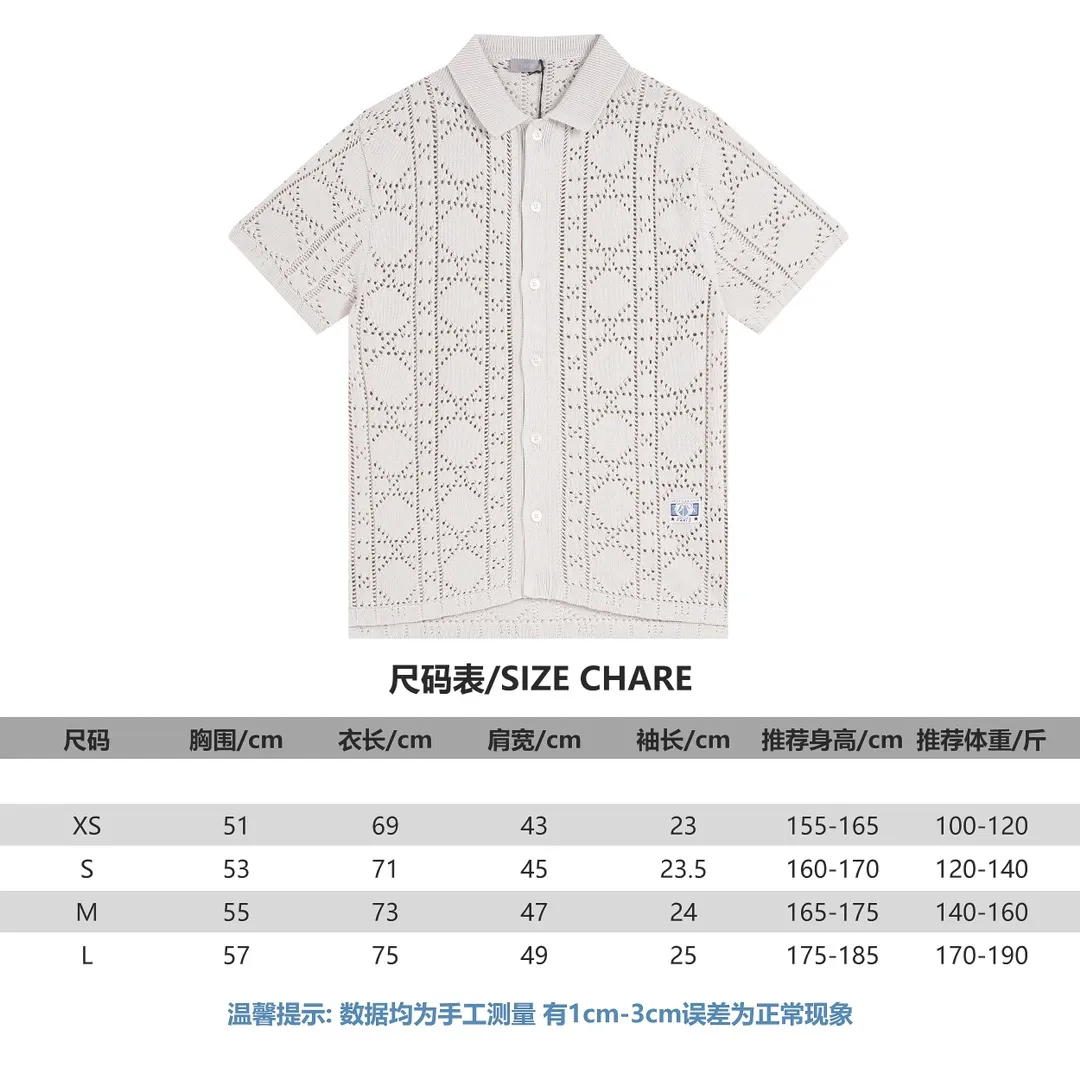 🅿️250 Correct version of high quality DR 2024ss new knitted polo cardigan short sleeves. This short-sleeved shirt pays tribute to the classic DR logo. Crafted from beige cotton and cashmere-blend mesh knit with an all-over cannage pattern, Dr Charm patch and ribbed collar. Vivid and fashionable, create a casual look, suitable for men and women. Size: XS-L