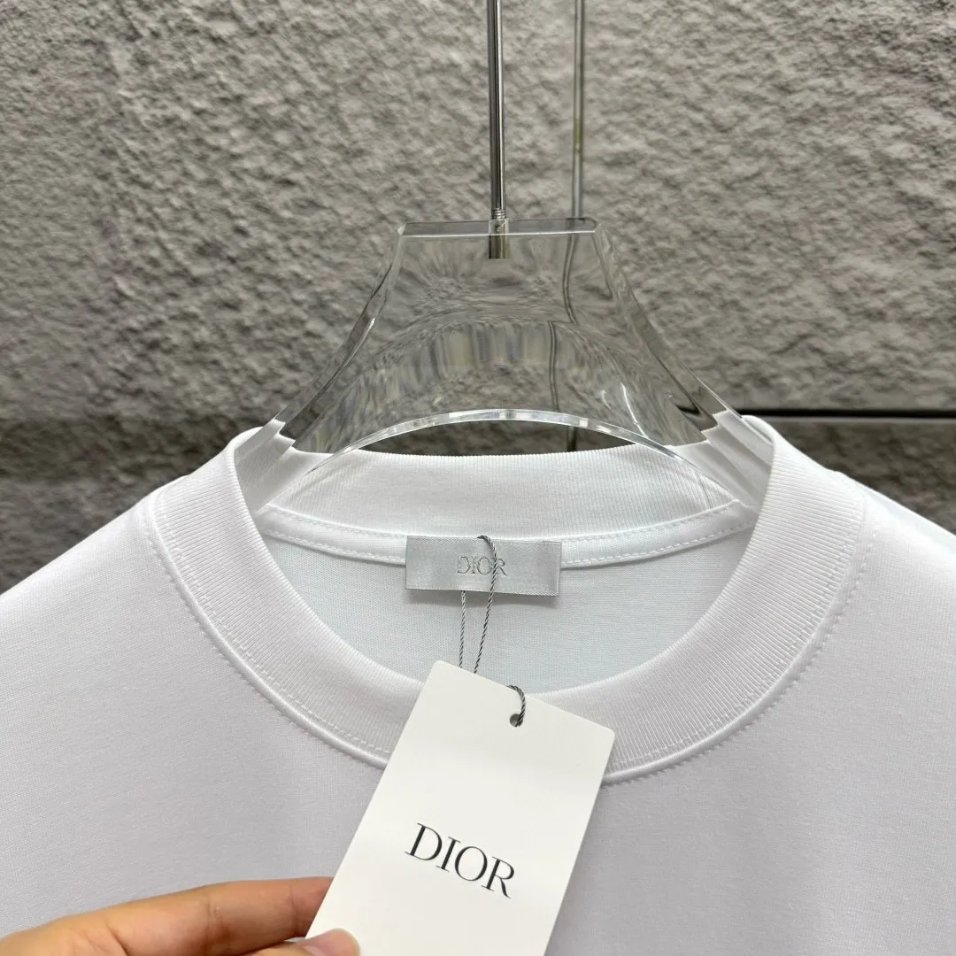 🅿️180 Dio* Dior 2025 spring and summer new style Classic splash lettering front and back printing Simple and elegant Customized double yarn plain cotton fabric Short-sleeved T-shirt Uniform for men and women Color: Black White Angora Red Size: S (90-130 catties) M (120-150 catties) L (140-165 catties) XL (160-180 catties) XXL (180-210 pounds)
