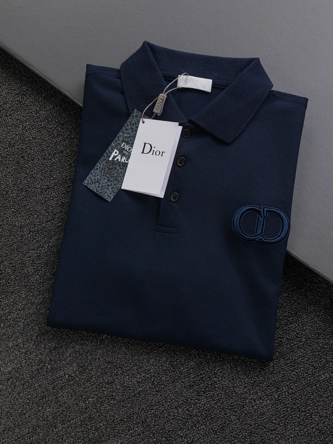 🅿️220 Dior CD DIOR micro-wide version S-XL Dior 25SS ｜Exclusively customized, the same model at the counter. Simple letters CD on the chest🪡 embroidered small logo makes it more beautiful. Exquisite craftsmanship round neck style, exclusive customized pure cotton silk fabric, soft and close-fitting technical fabric, customized original thread, extremely high grade, exquisite workmanship, and the upper body is extremely handsome. It can be said to be very mature in terms of element integration. The classic short-sleeves are complete with 3 labels and are fashionable for men. They are unparalleled in terms of upper body comfort and can be said to be a summer must-have. The dark and light colors are carefully crafted as the main body. Against the pure black background, it seems to reveal a mysterious atmosphere coming from the starry sky~ The softest material and fabric used can perfectly soothe every inch of skin and provide an excellent touch experience. The organic combination of style and craftsmanship makes the matching experience more complicated. Whether it is worn as an inner layer or worn alone, it is a very ingenious piece ~ worth buying! ! Plant grass online~~Highly recommended! ! ! Color: Black White Royal Blue Size Chart: S: Shoulder Width 50 - Bust 54 - Clothing Length 70 M: Shoulder Width 52 - Bust 56.5 - Clothing Length 72 L: Shoulder Width 54 - Bust 59 - Clothing Length 74 XL: Shoulder Width 56 - Bust 61.5 - Clothing Length 76