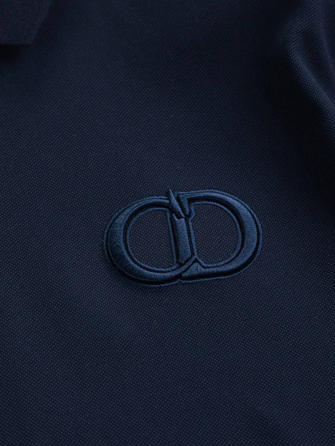 🅿️220 Dior CD DIOR micro-wide version S-XL Dior 25SS ｜Exclusively customized, the same model at the counter. Simple letters CD on the chest🪡 embroidered small logo makes it more beautiful. Exquisite craftsmanship round neck style, exclusive customized pure cotton silk fabric, soft and close-fitting technical fabric, customized original thread, extremely high grade, exquisite workmanship, and the upper body is extremely handsome. It can be said to be very mature in terms of element integration. The classic short-sleeves are complete with 3 labels and are fashionable for men. They are unparalleled in terms of upper body comfort and can be said to be a summer must-have. The dark and light colors are carefully crafted as the main body. Against the pure black background, it seems to reveal a mysterious atmosphere coming from the starry sky~ The softest material and fabric used can perfectly soothe every inch of skin and provide an excellent touch experience. The organic combination of style and craftsmanship makes the matching experience more complicated. Whether it is worn as an inner layer or worn alone, it is a very ingenious piece ~ worth buying! ! Plant grass online~~Highly recommended! ! ! Color: Black White Royal Blue Size Chart: S: Shoulder Width 50 - Bust 54 - Clothing Length 70 M: Shoulder Width 52 - Bust 56.5 - Clothing Length 72 L: Shoulder Width 54 - Bust 59 - Clothing Length 74 XL: Shoulder Width 56 - Bust 61.5 - Clothing Length 76