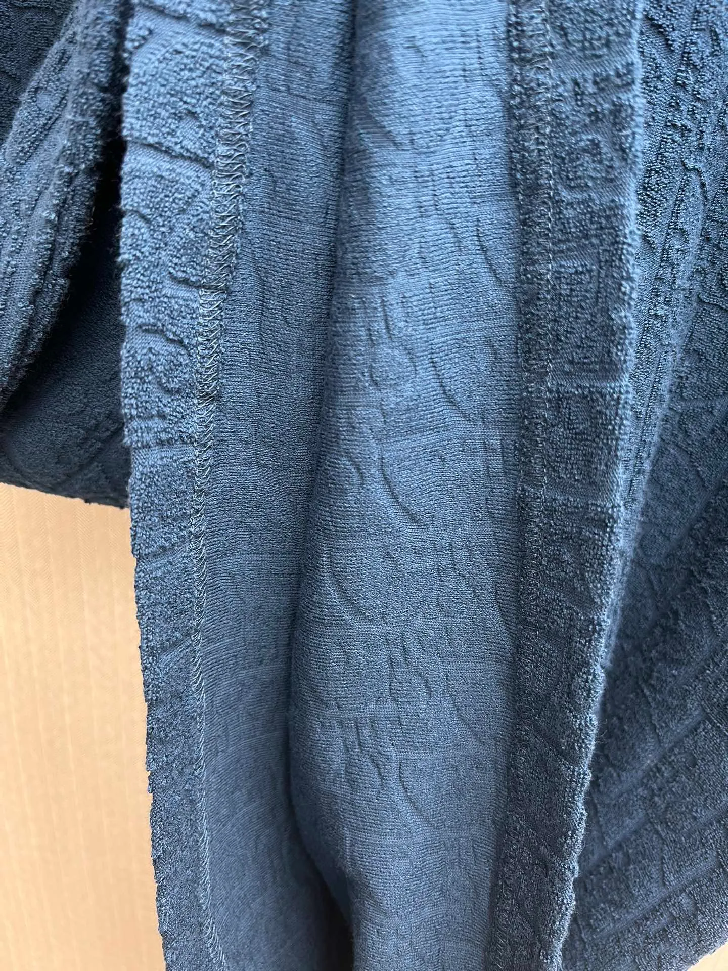 🅿️300 Dior 25ss new blue cotton terry fabric T-shirt decorated with tonal jacquard pattern, paying tribute to the classic Oblique print. The ribbed crew neck with V-shape details creates a casual finish. The loose fit allows you to pair it with jeans or track pants to enhance your style. Size: S.M.L.XL.