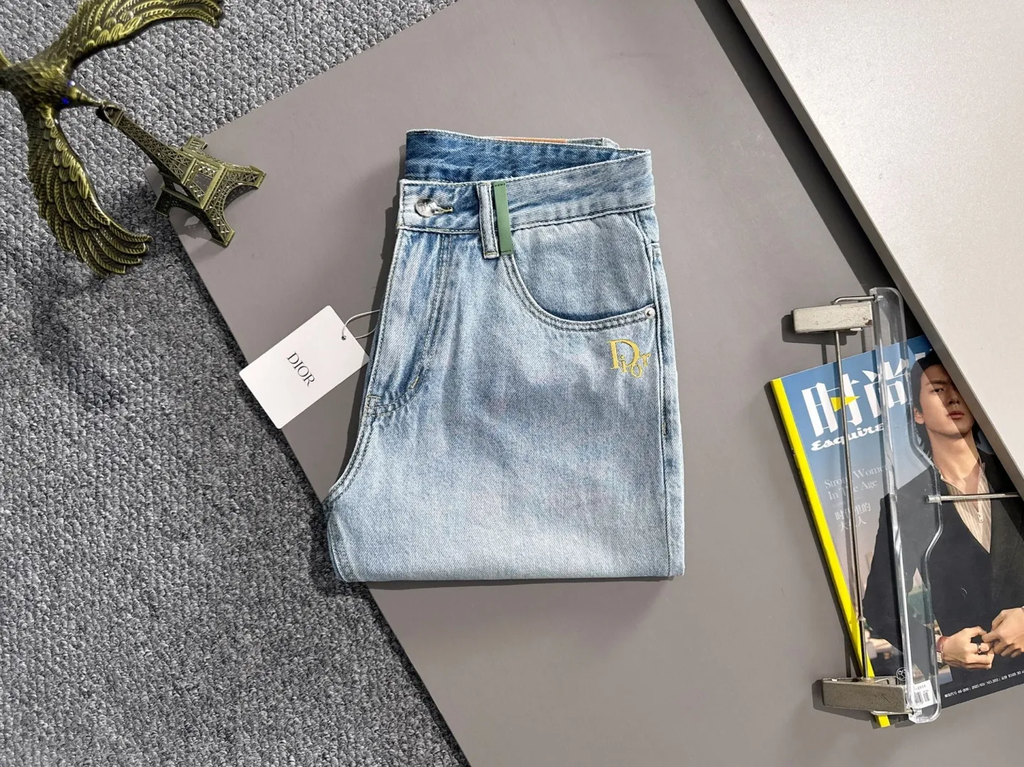 🅿️330 Dior 2025 summer new jeans denim shorts are produced using imported Japanese Denim plain cotton denim fabrics, complete with three standards. The top stone-washed process makes the texture reach the old taste of the 1980s. It is soft, delicate, comfortable and breathable. The color has a modern and fashionable vicissitudes. The upper body is versatile and fashionable! Light luxury, a must-have item for daily commuting! Code number: 28-40 (please state your height and weight when placing an order)