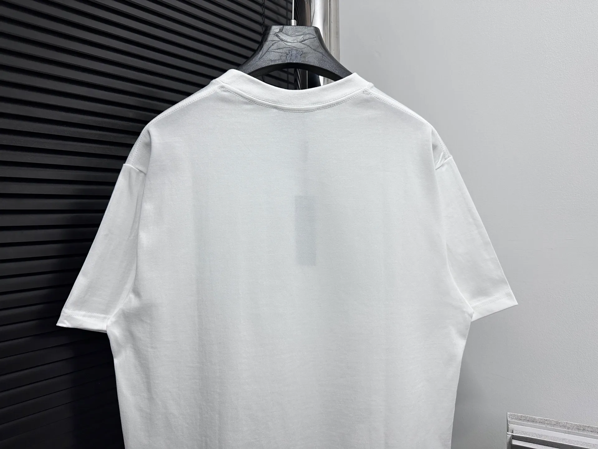 🅿️170 [Dior] Dior 25ss new bear short-sleeved custom 280g vat-dyed fabric feels very comfortable. The latest brick cabinet in spring and summer is fashionable and versatile. It is very suitable for both men and women. A must-have hangtag. Collar label. Washed wheat three labels are complete. Color: black white. Size: S-XL.