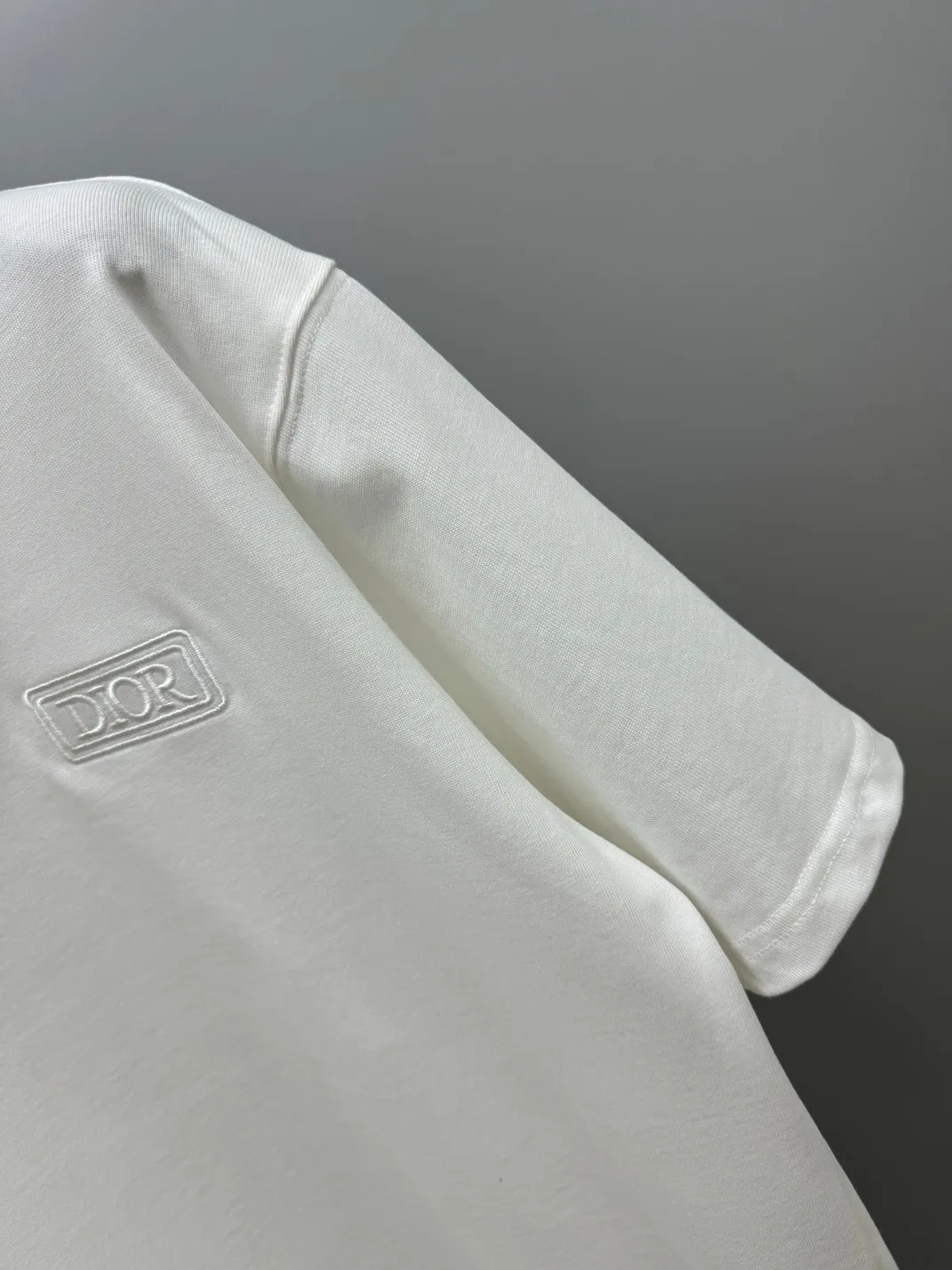 🅿️210 (top version, differentiated currency) will not be taken off the shelves all year round, sell with confidence. Style: Dior/DIO.R short-sleeved T-shirt. Fabric: 300g double yarn 100% cotton. Rib: 320g heavy Sorona 1*1 trendy brand. Craftsmanship: imported machine embroidered logo. Color: white black. Size: XS S M L. Gender-neutral. Same style for men and women.